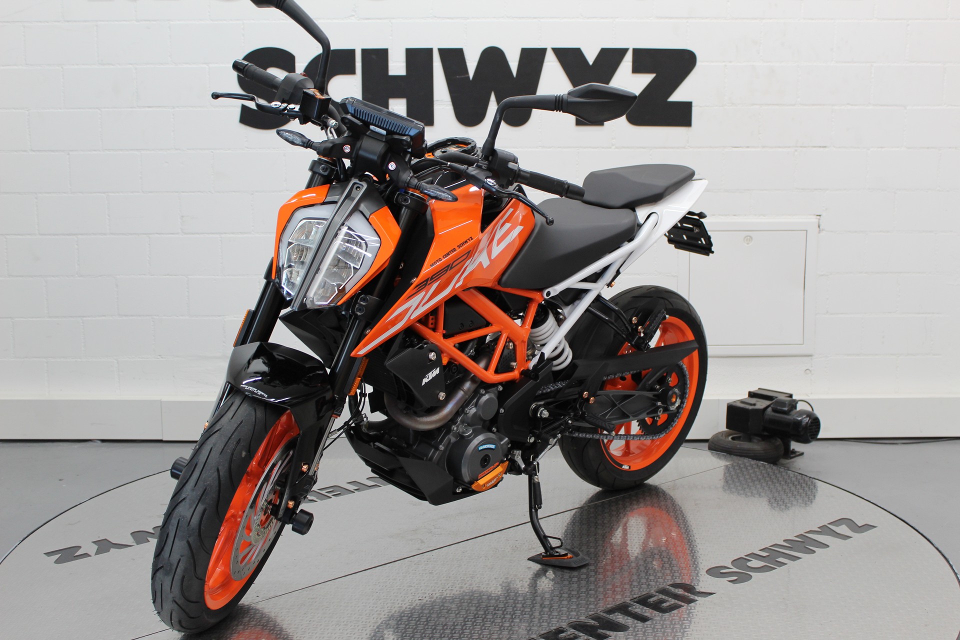 KTM 390 Duke-showroom-element-2