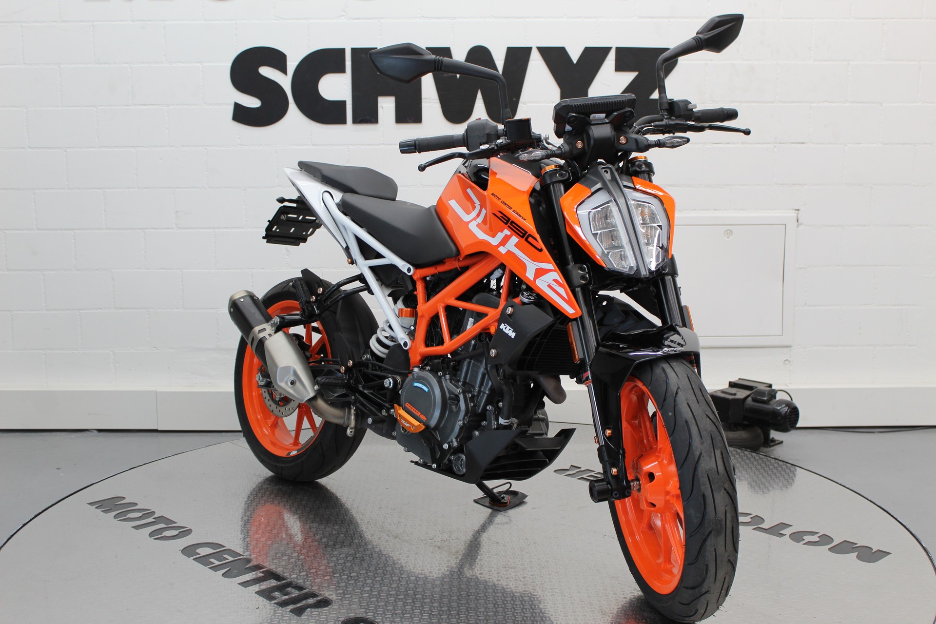 KTM 390 Duke-showroom-element-1