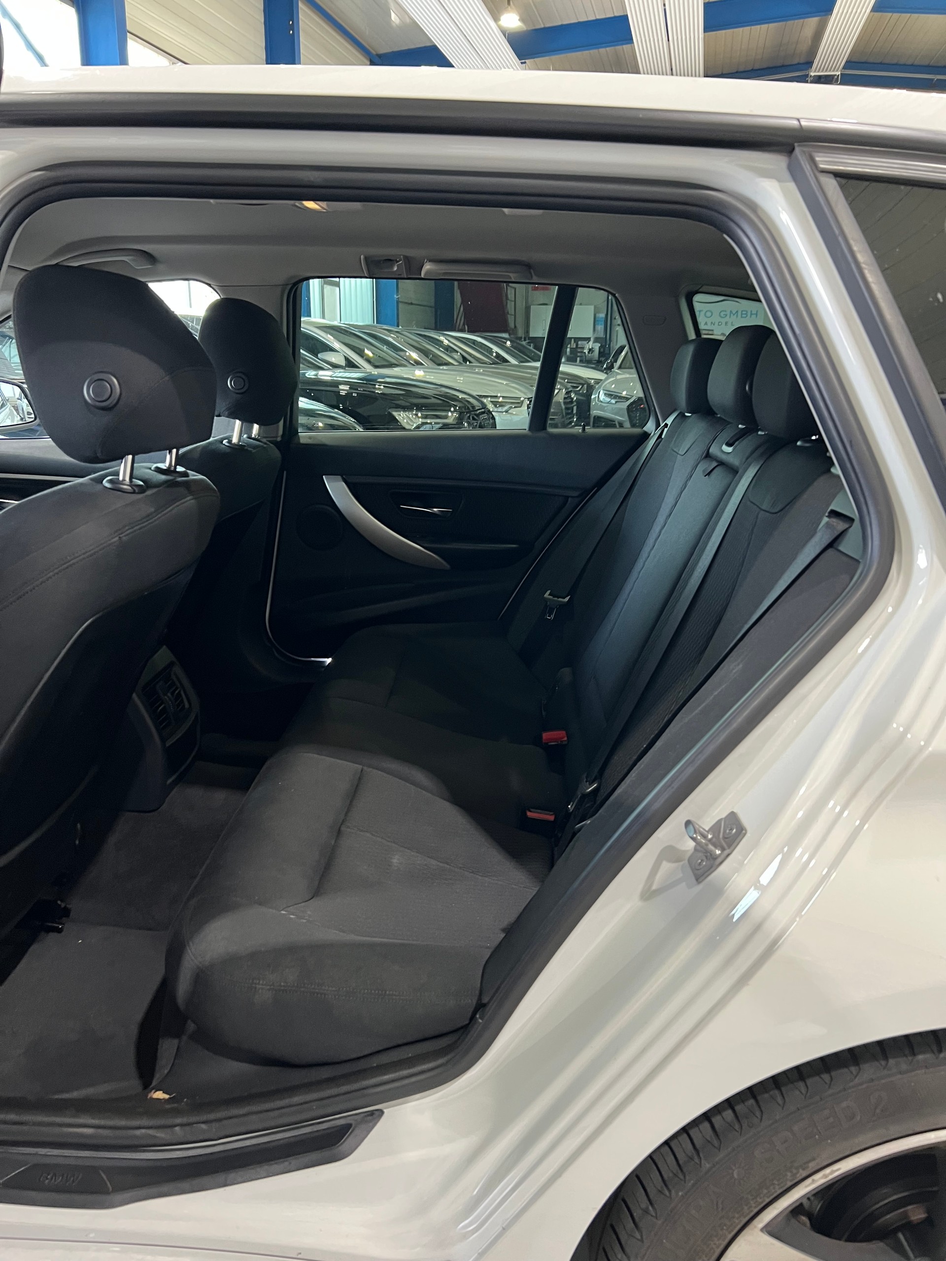 BMW 320d Touring Sport Line Steptronic**Anhängerkupplung**-image-8