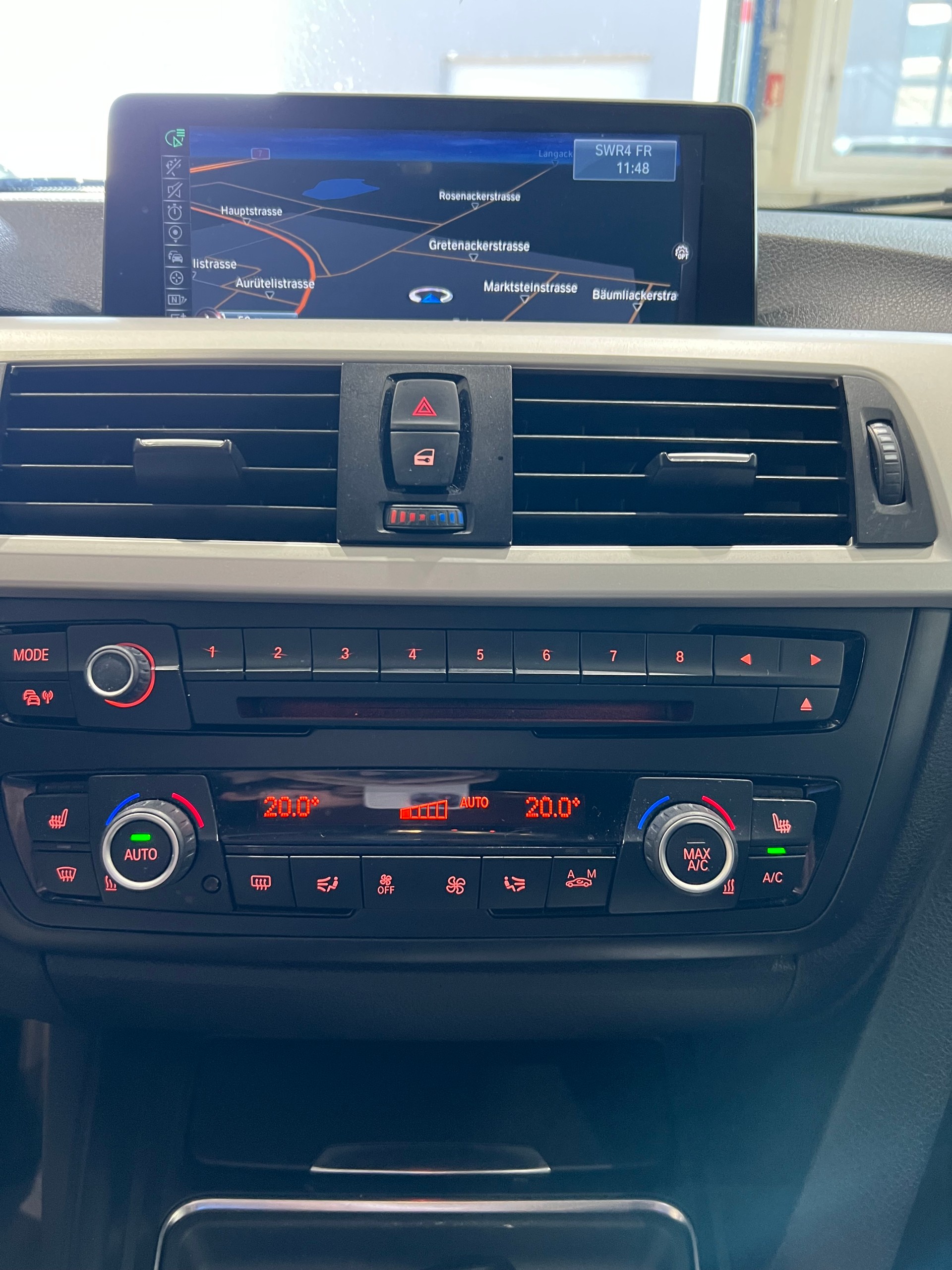 BMW 320d Touring Sport Line Steptronic**Anhängerkupplung**-image-10