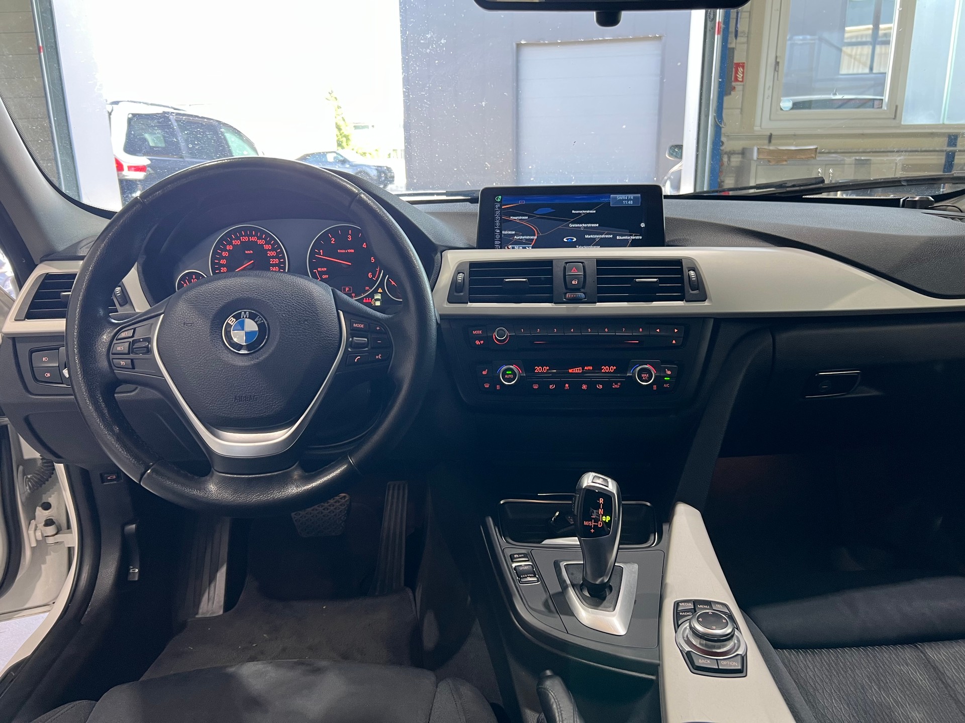 BMW 320d Touring Sport Line Steptronic**Anhängerkupplung**-image-6