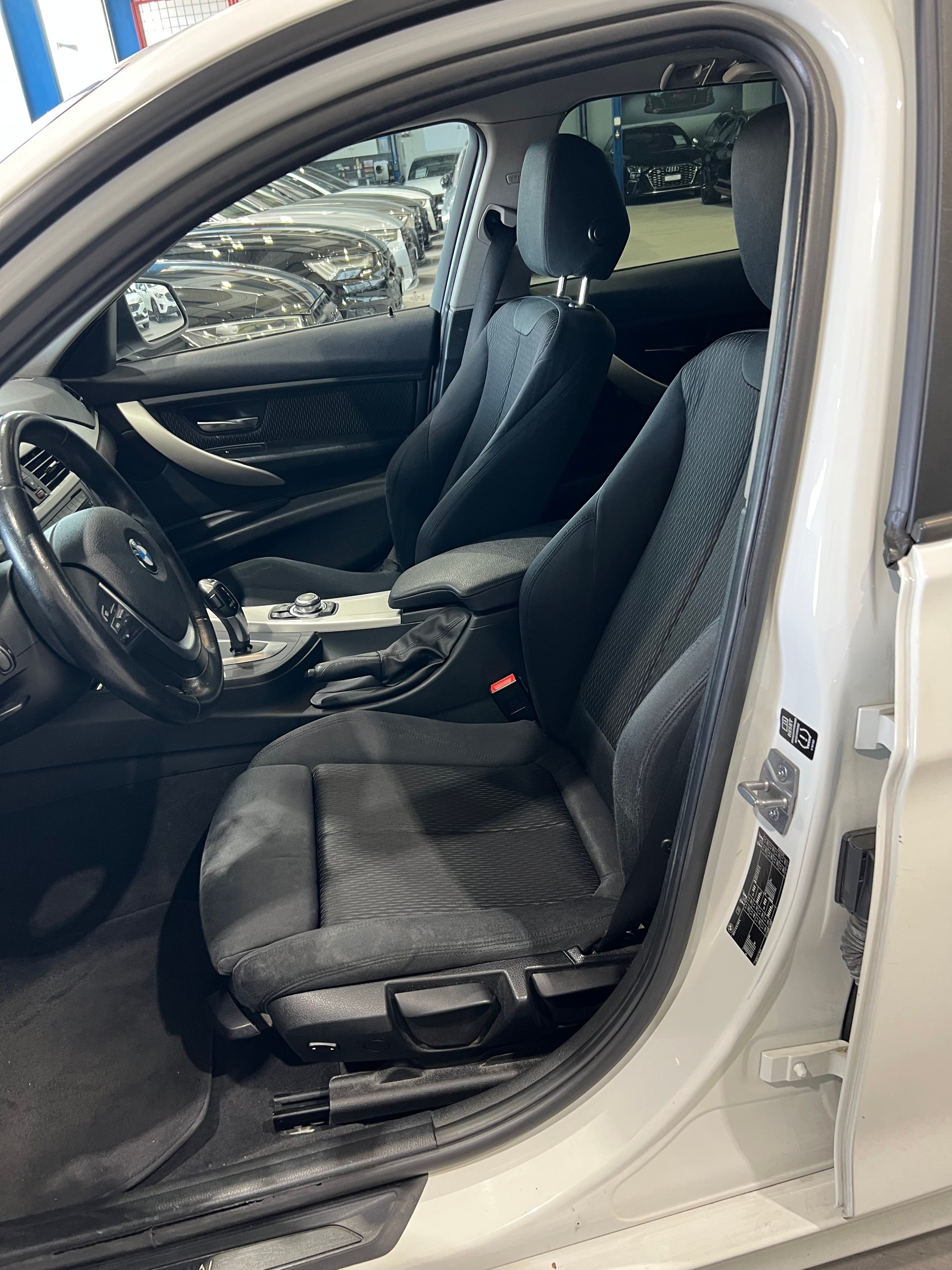 BMW 320d Touring Sport Line Steptronic**Anhängerkupplung**-image-7