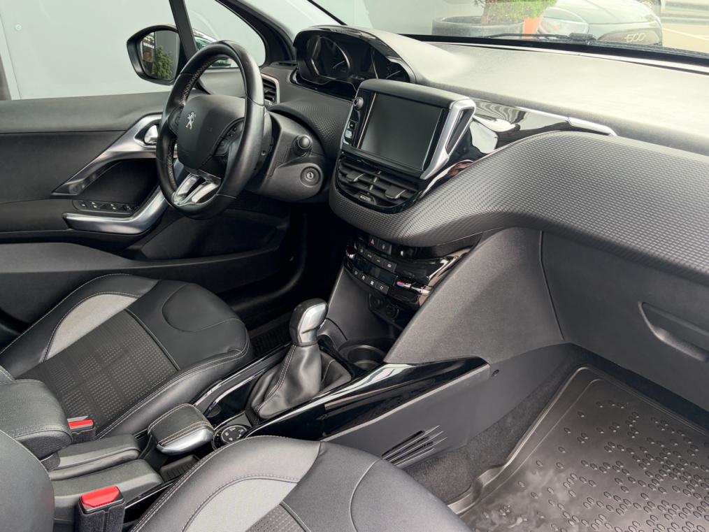 PEUGEOT 2008 1.2 PureTech Allure-image-6