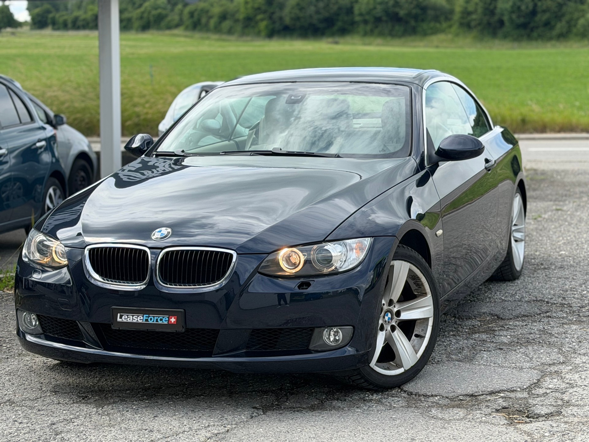 BMW 320i Cabriolet-image-5