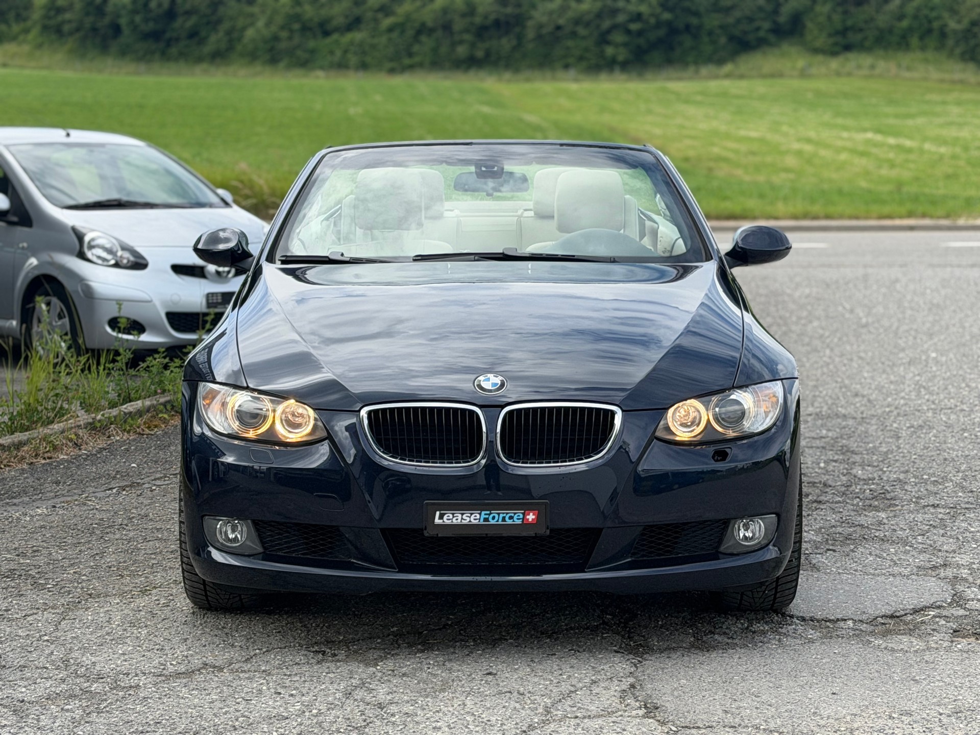 BMW 320i Cabriolet-image-1