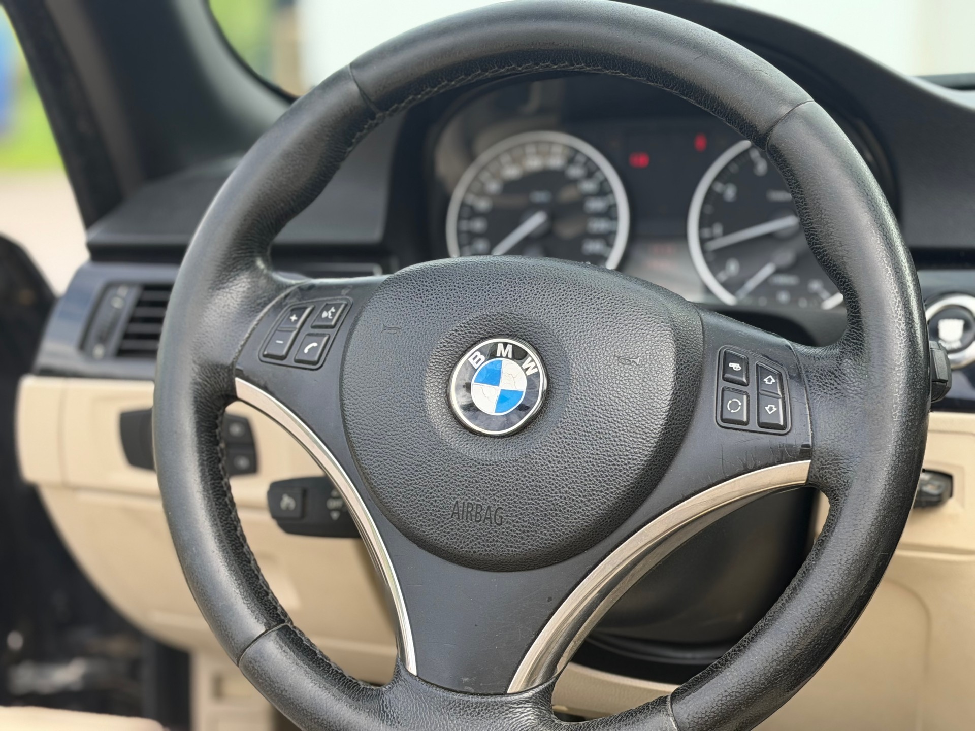 BMW 320i Cabriolet-image-9