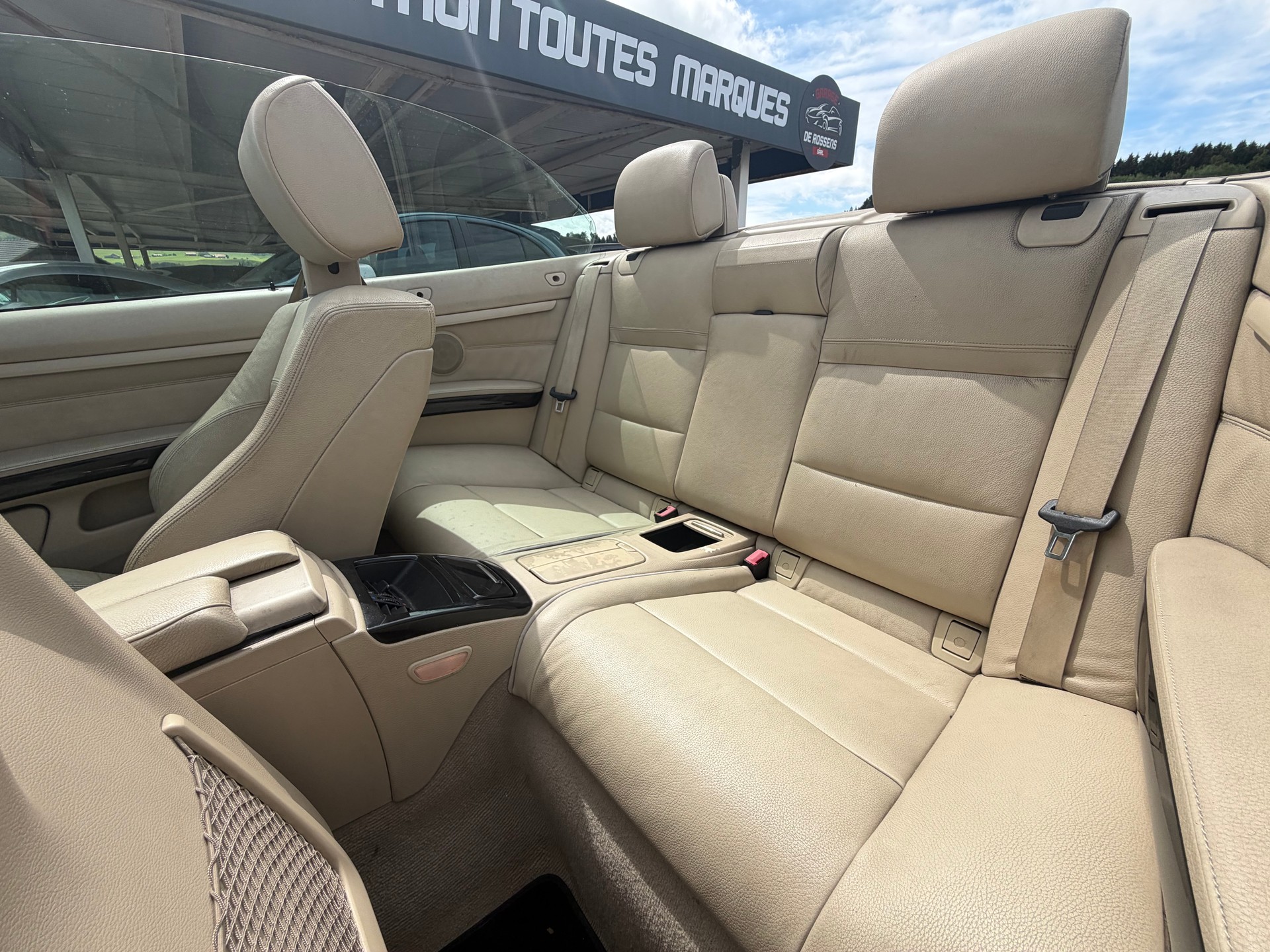 BMW 320i Cabriolet-image-13