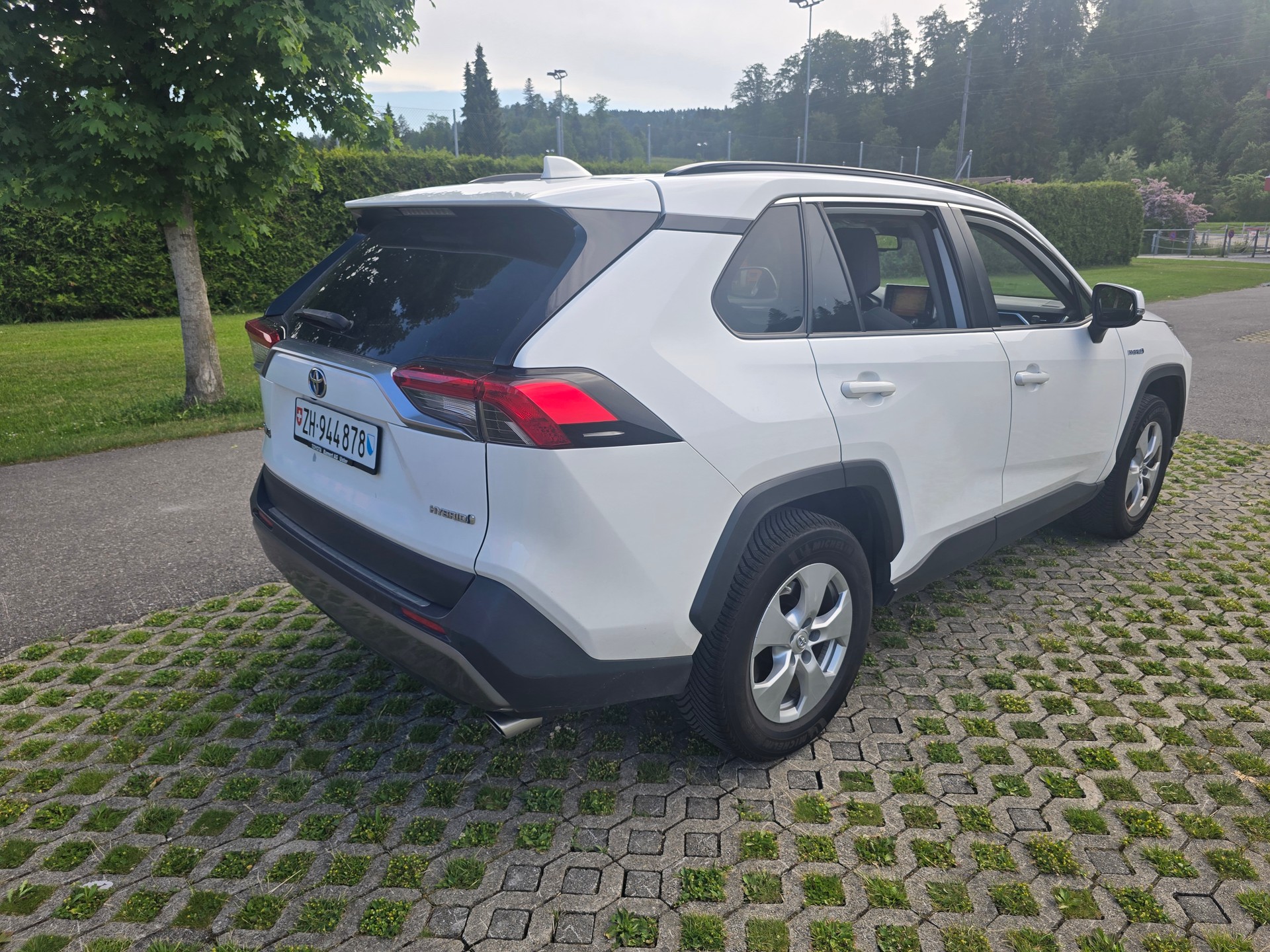 TOYOTA 2.5 HEV Comfort-image-1