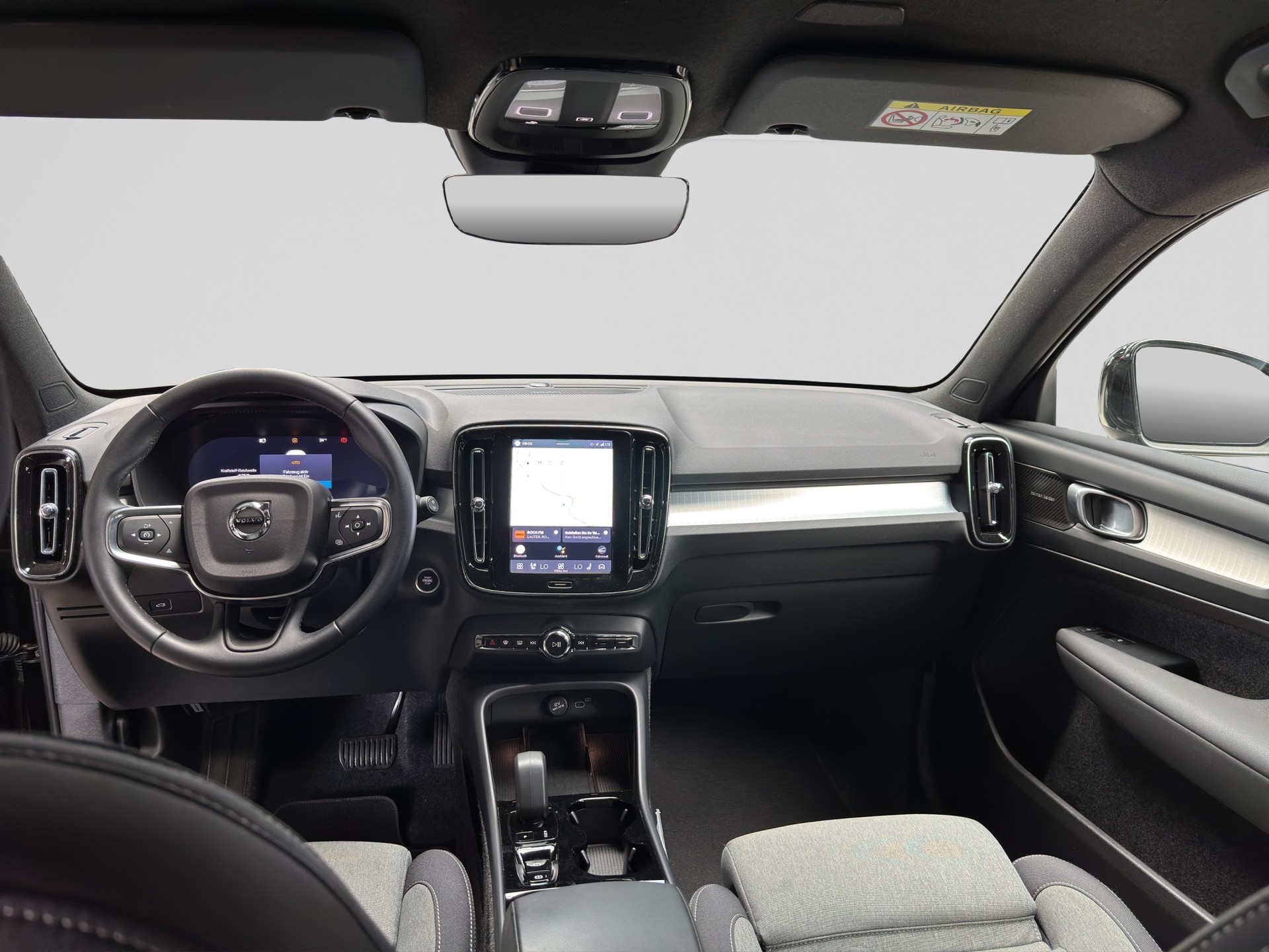 VOLVO XC40 B3 Benzin Mild Hybrid Plus Black Edition-image-14