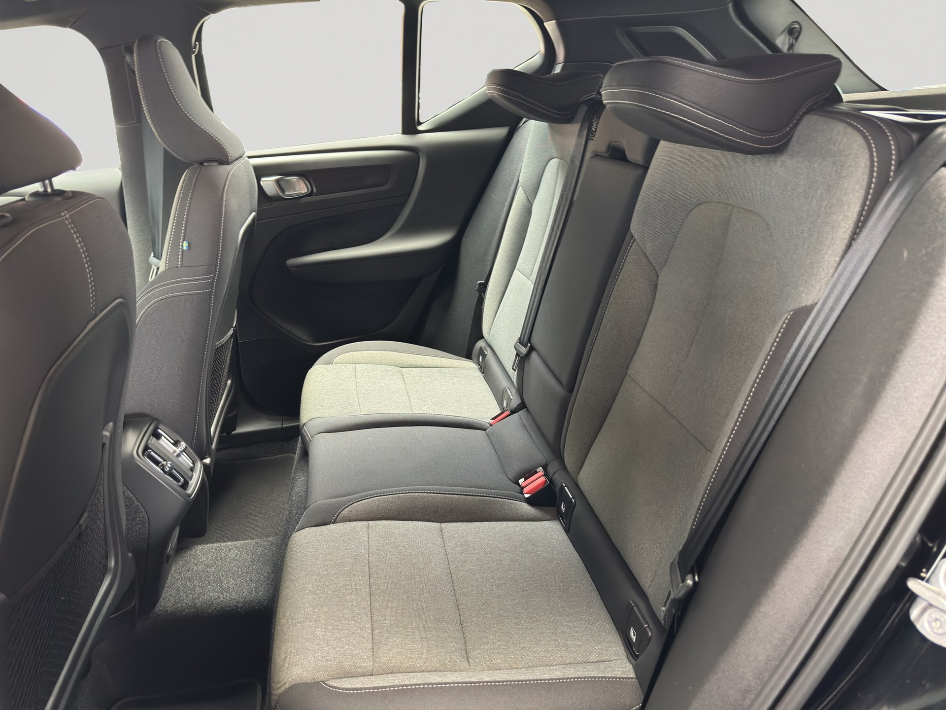 VOLVO XC40 B3 Benzin Mild Hybrid Plus Black Edition-image-7