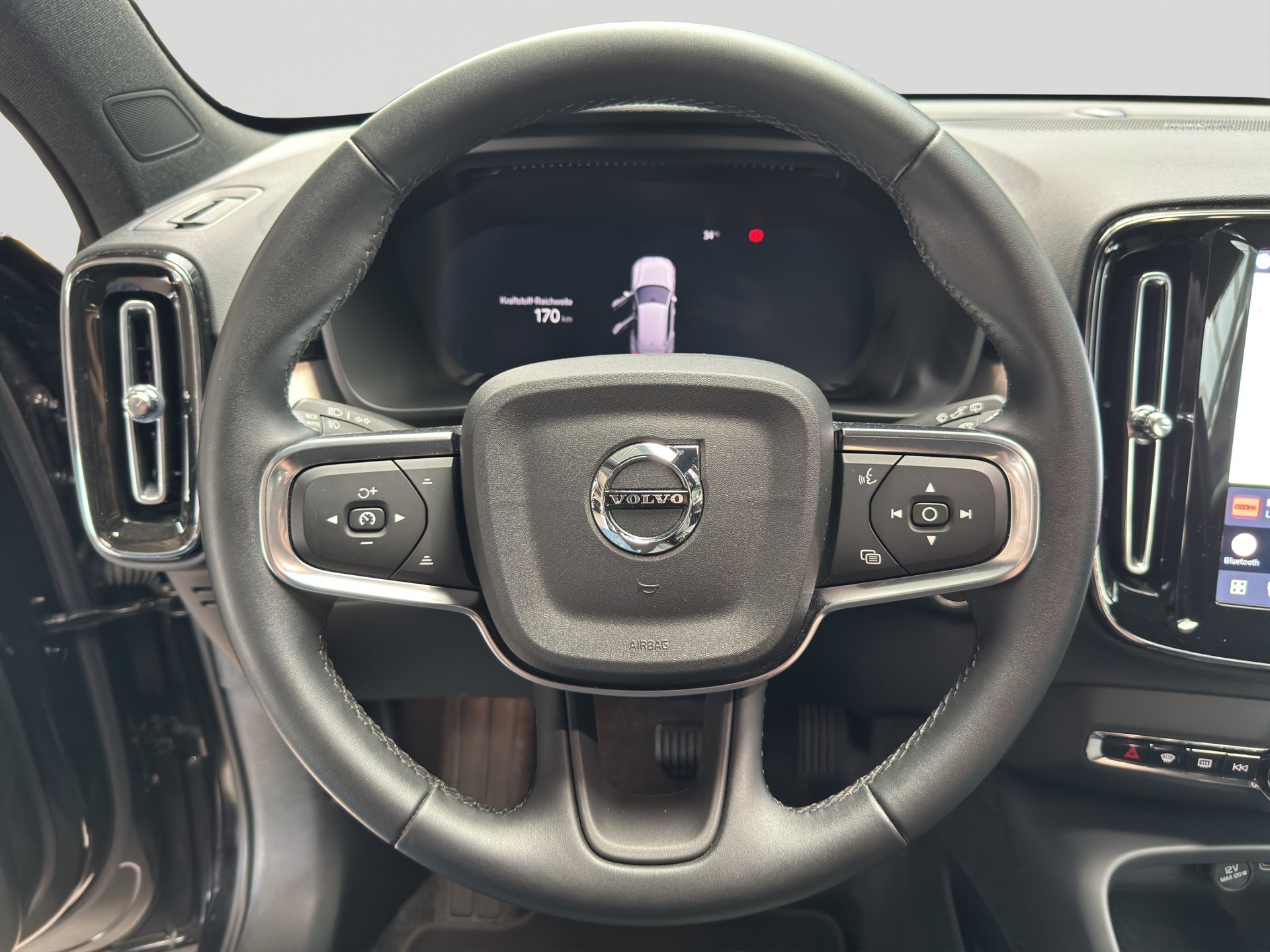 VOLVO XC40 B3 Benzin Mild Hybrid Plus Black Edition-image-10