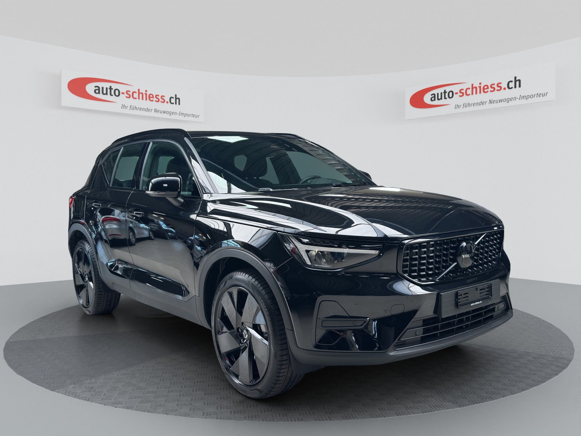 VOLVO XC40 B3 Benzin Mild Hybrid Plus Black Edition-image-0