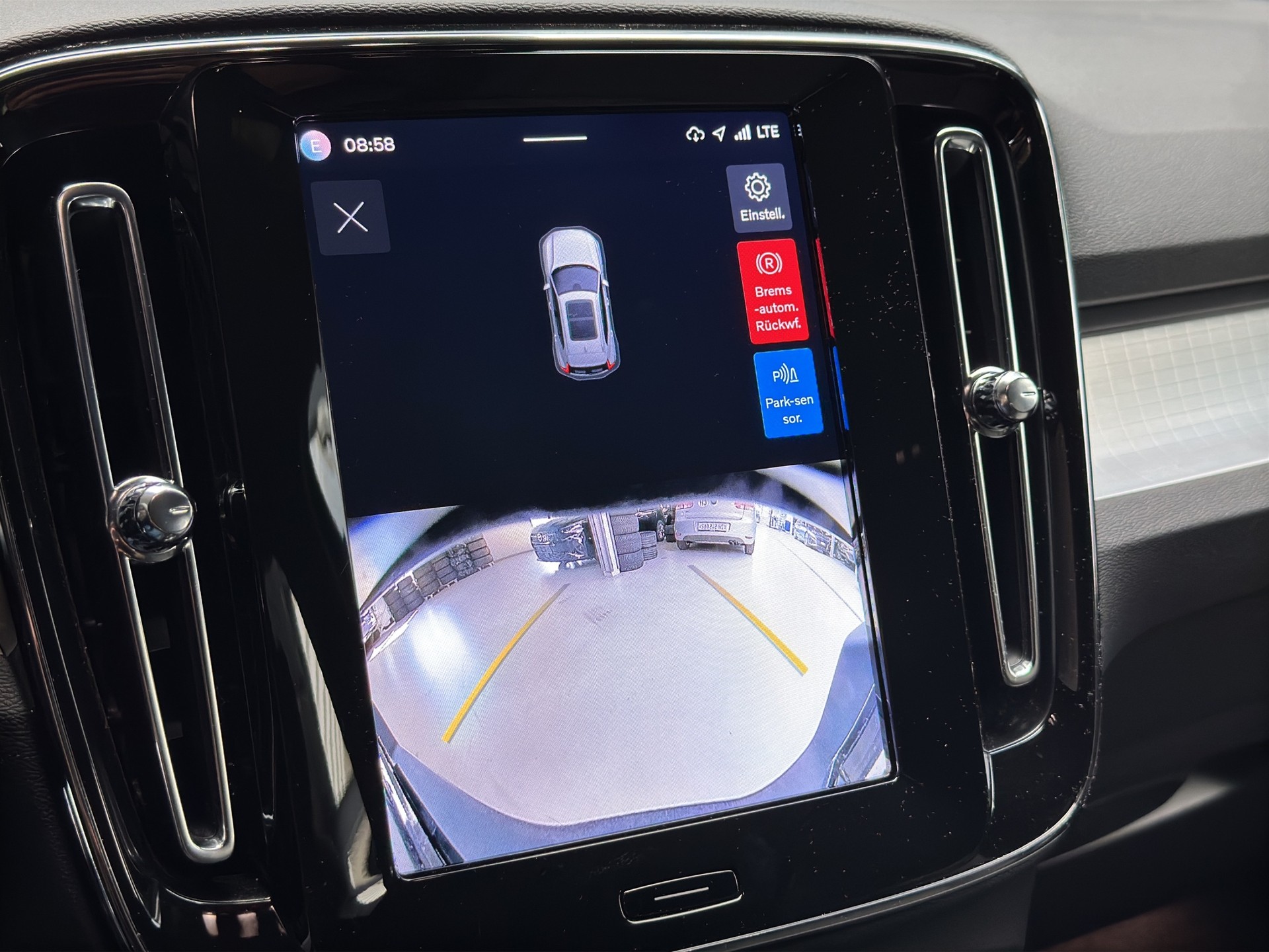 VOLVO XC40 B3 Benzin Mild Hybrid Plus Black Edition-image-13