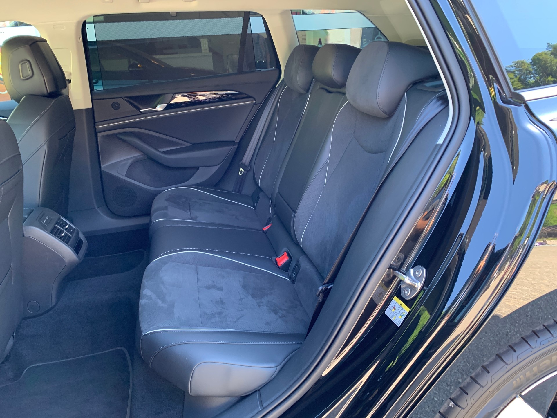 VW Passat Variant 2.0 TDI evo Business 4 Motion DSG-image-18