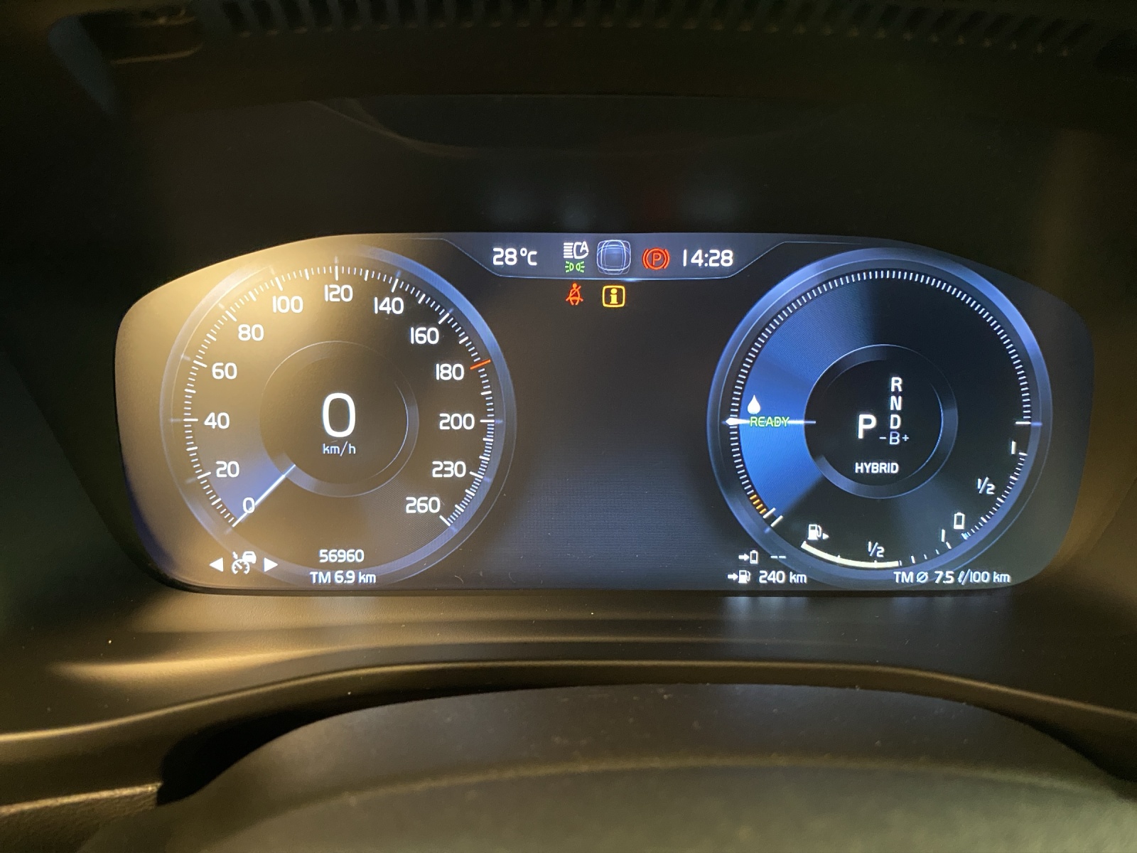 VOLVO XC40 T4 TwE R-Design DCT-image-14