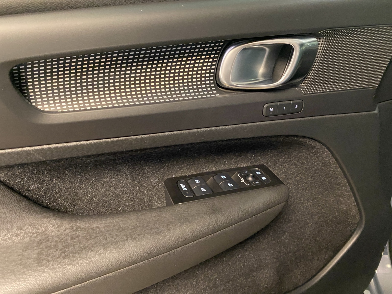VOLVO XC40 T4 TwE R-Design DCT-image-8