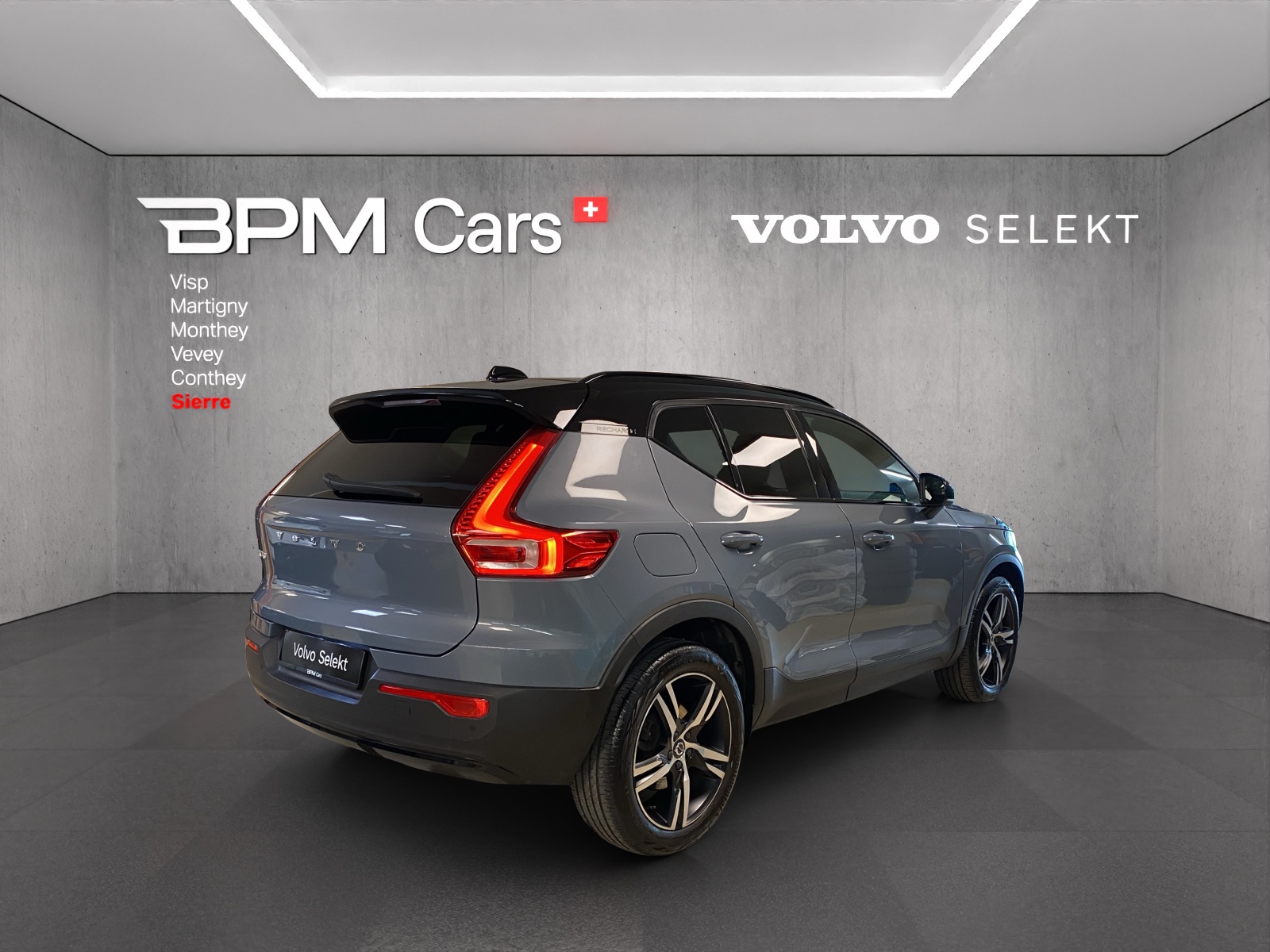 VOLVO XC40 T4 TwE R-Design DCT-image-1
