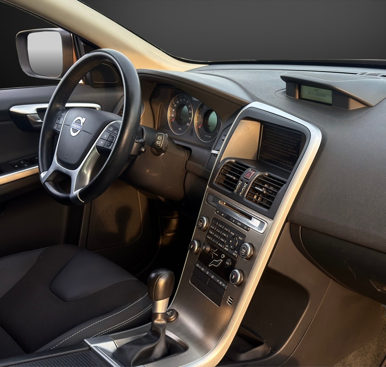 VOLVO XC60 2.4D Momentum-image-9