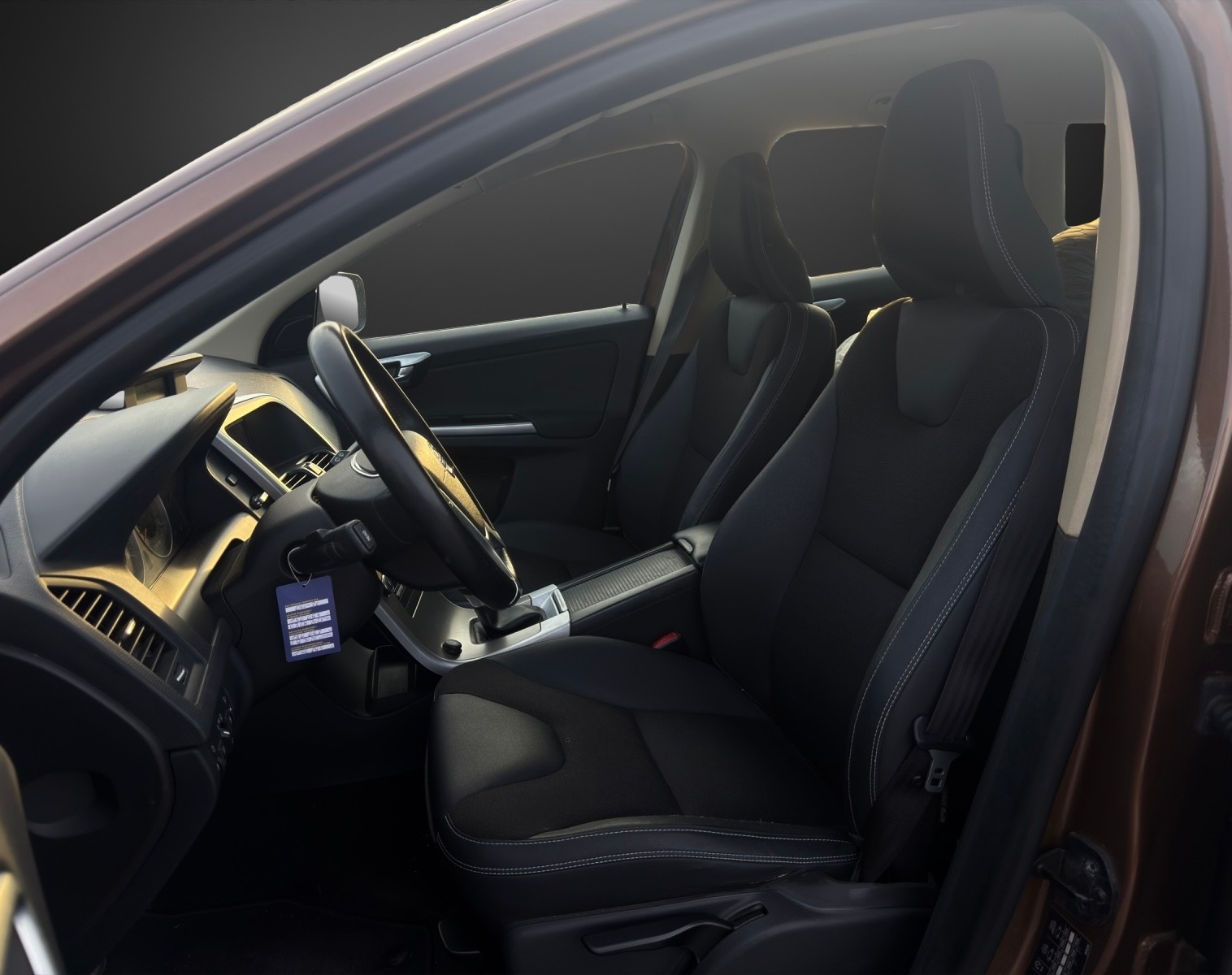 VOLVO XC60 2.4D Momentum-image-6
