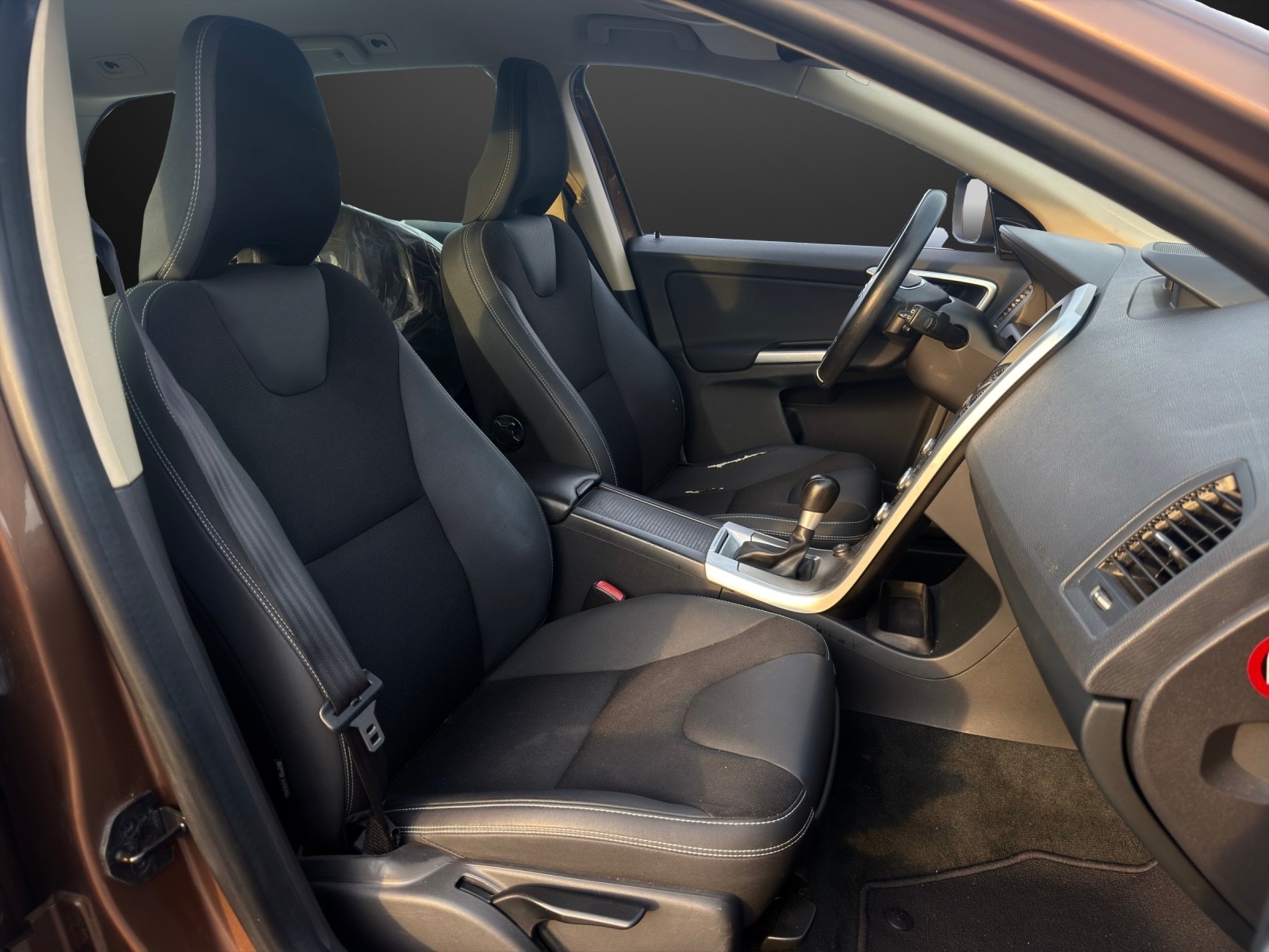 VOLVO XC60 2.4D Momentum-image-8