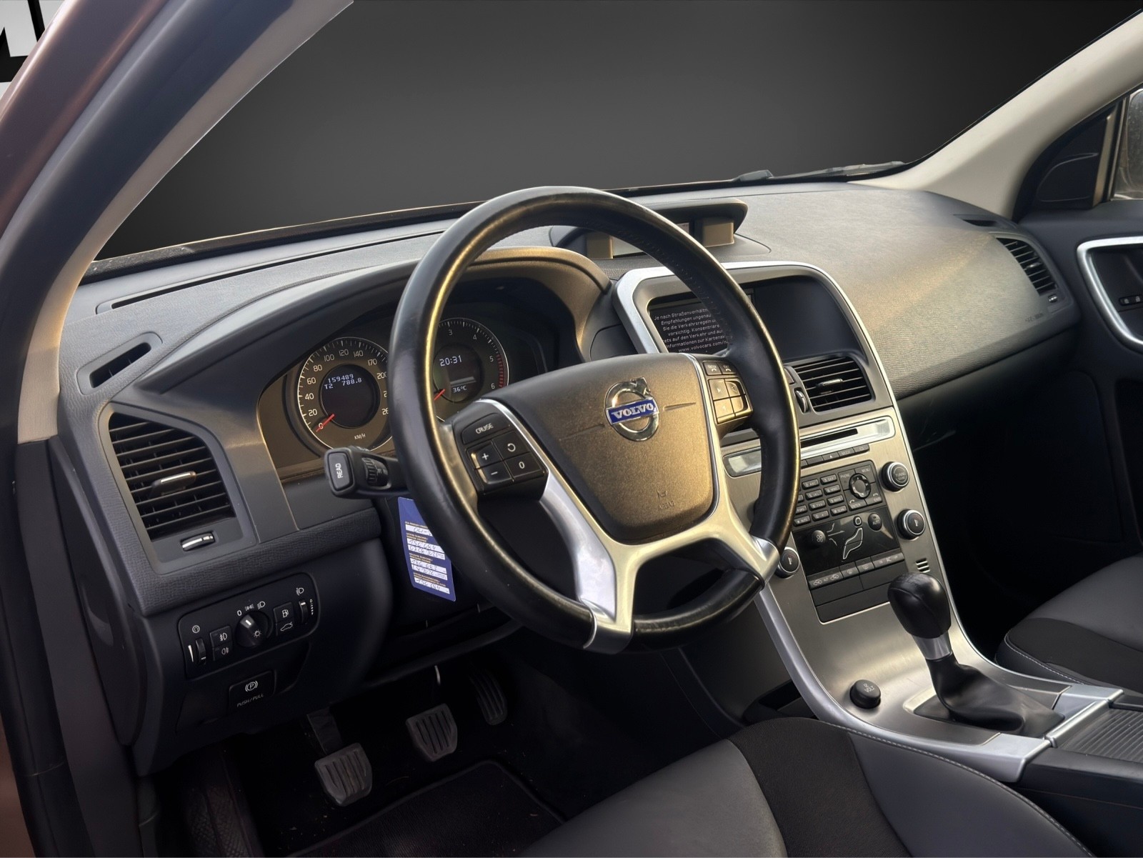 VOLVO XC60 2.4D Momentum-image-7
