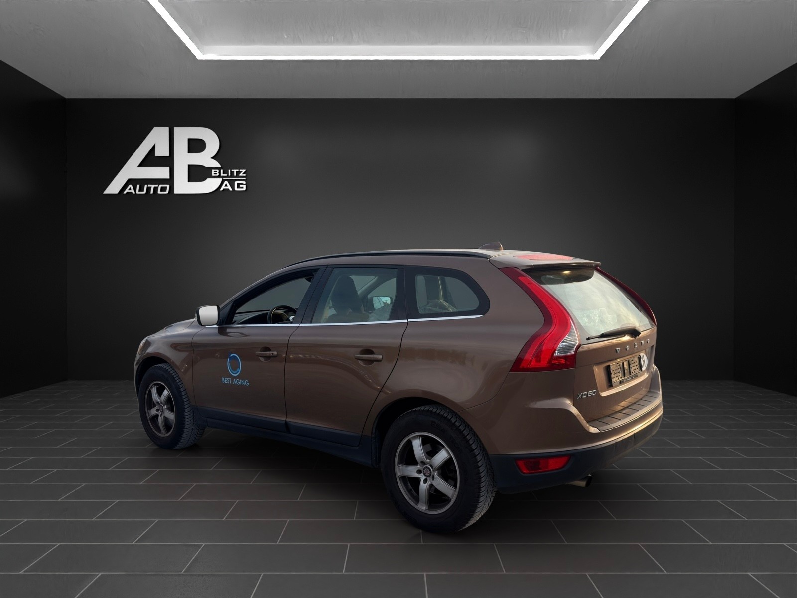 VOLVO XC60 2.4D Momentum-image-2