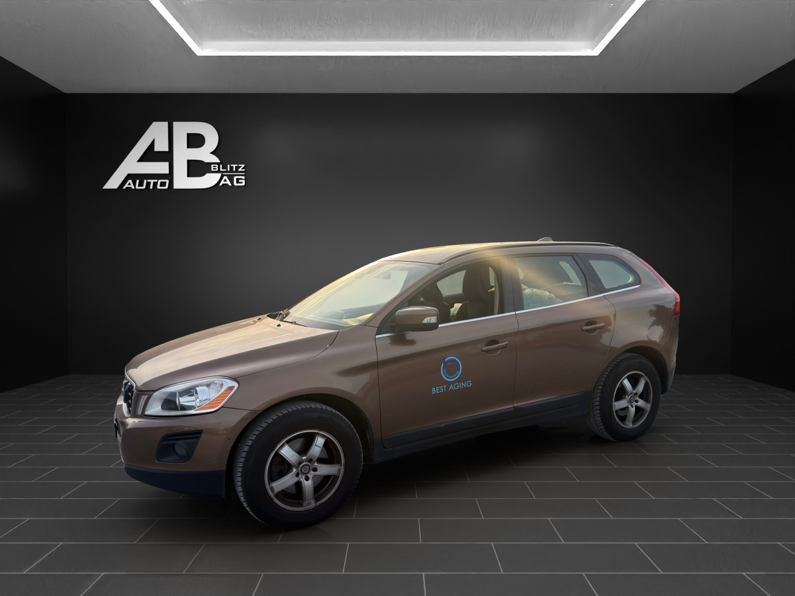 VOLVO XC60 2.4D Momentum-image-1