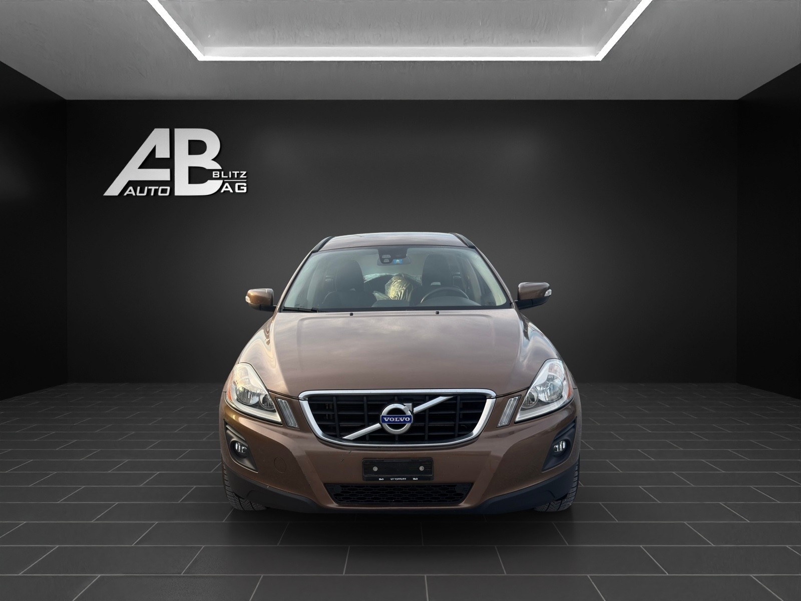 VOLVO XC60 2.4D Momentum-image-0