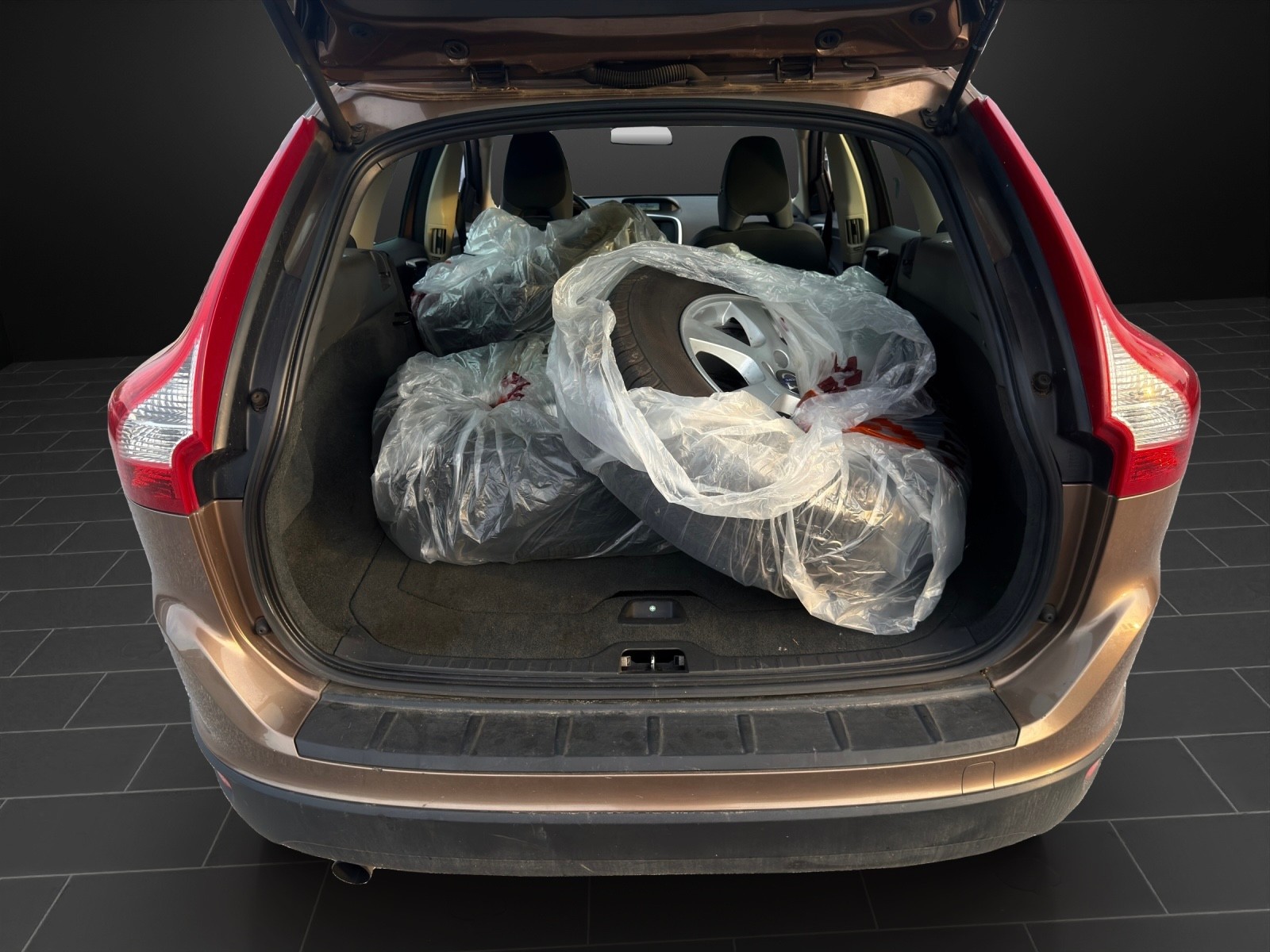 VOLVO XC60 2.4D Momentum-image-10