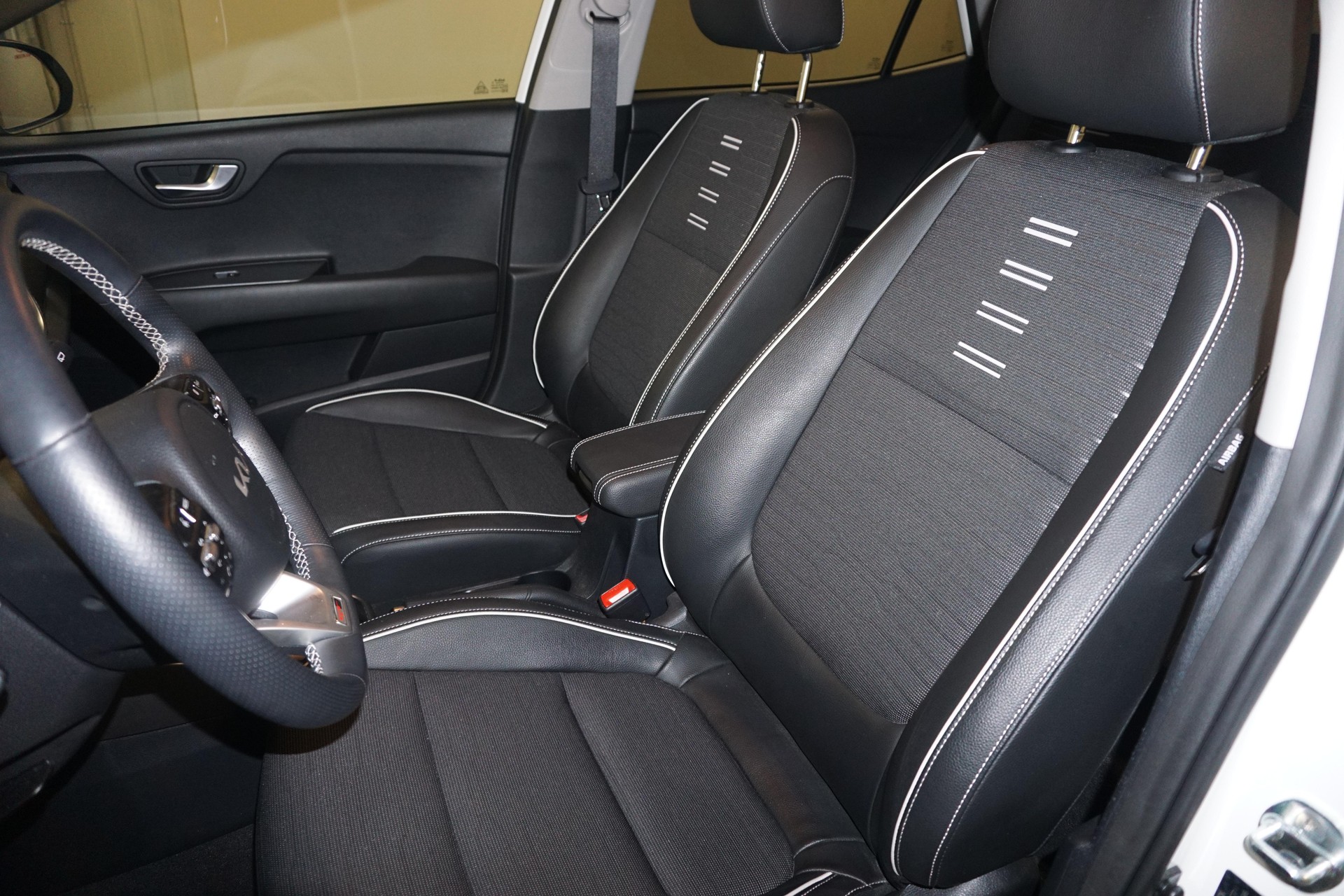 KIA Stonic 1.0 T-GDi MHEV GT-Line-image-7