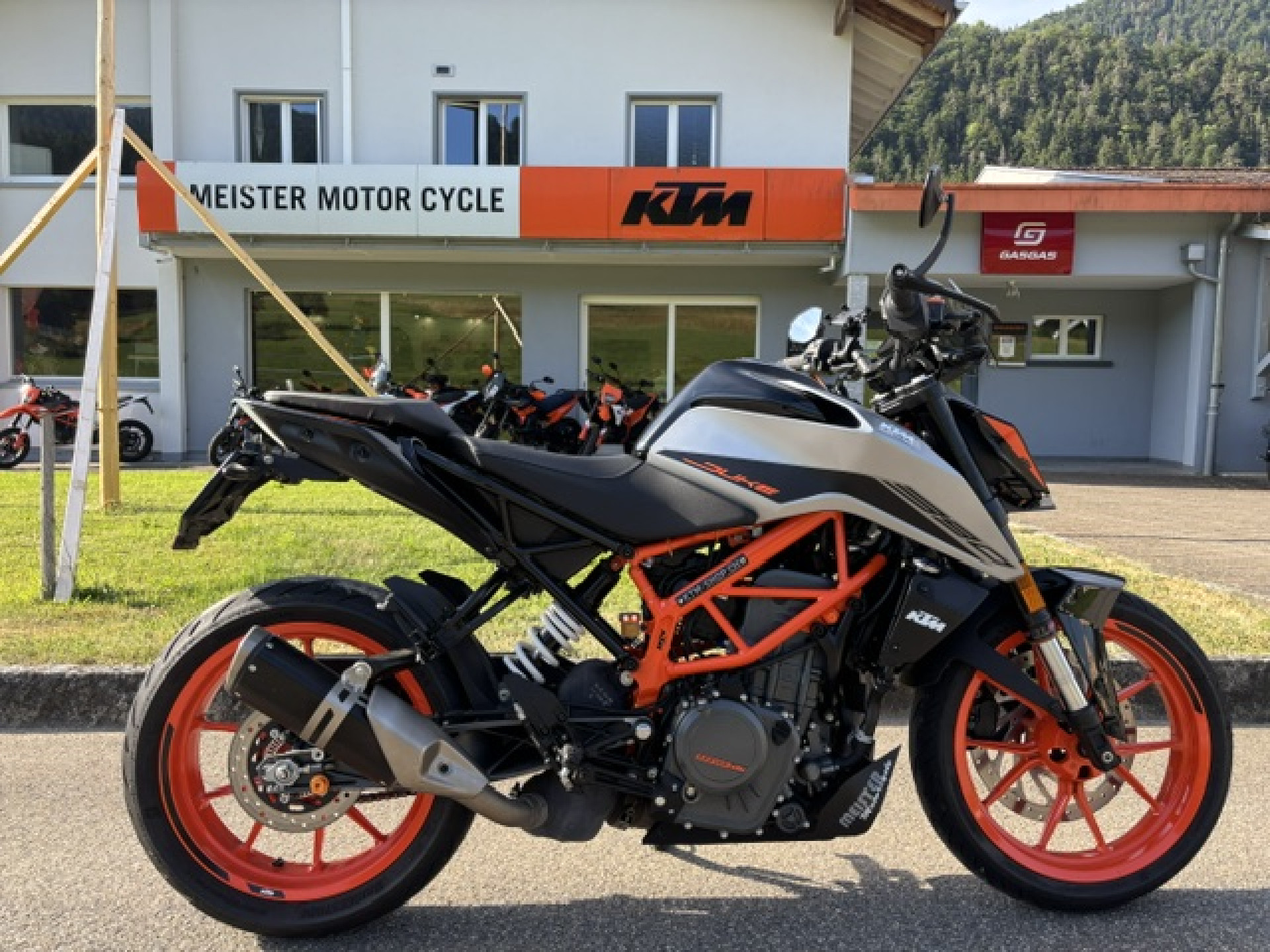 KTM 390 Duke-image-1