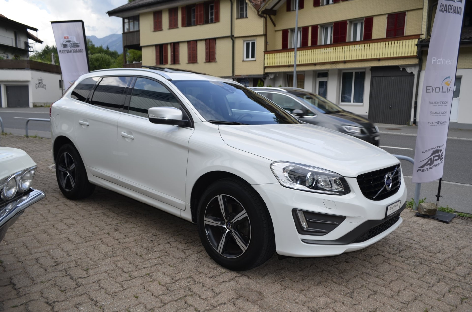 VOLVO XC60 D4 AWD Kinetic R-Design Geartronic-image-1