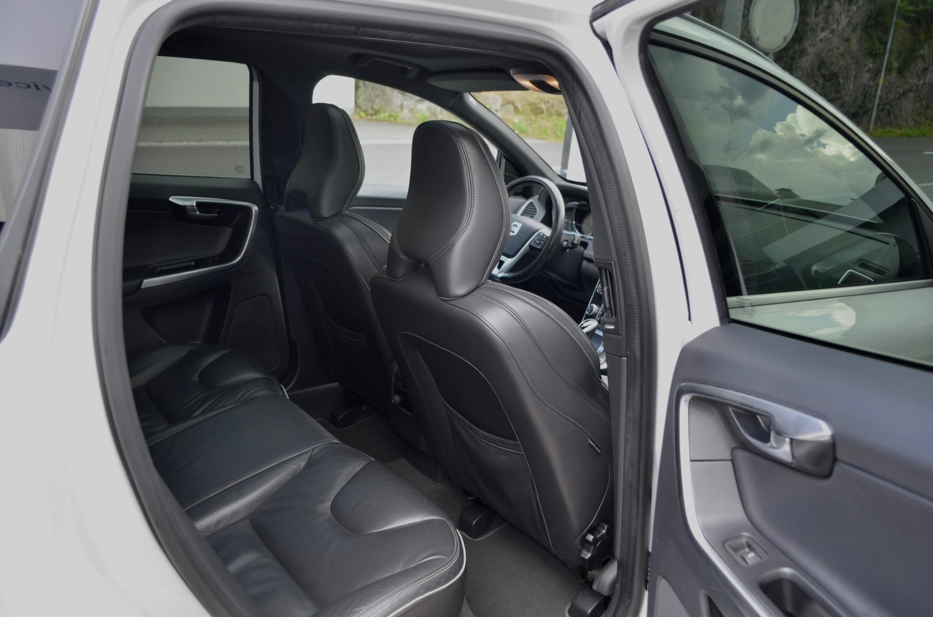 VOLVO XC60 D4 AWD Kinetic R-Design Geartronic-image-8
