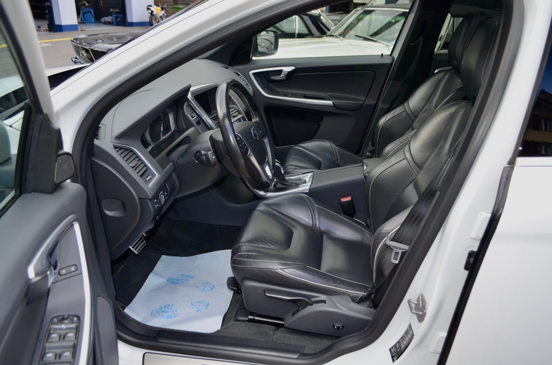 VOLVO XC60 D4 AWD Kinetic R-Design Geartronic-image-6