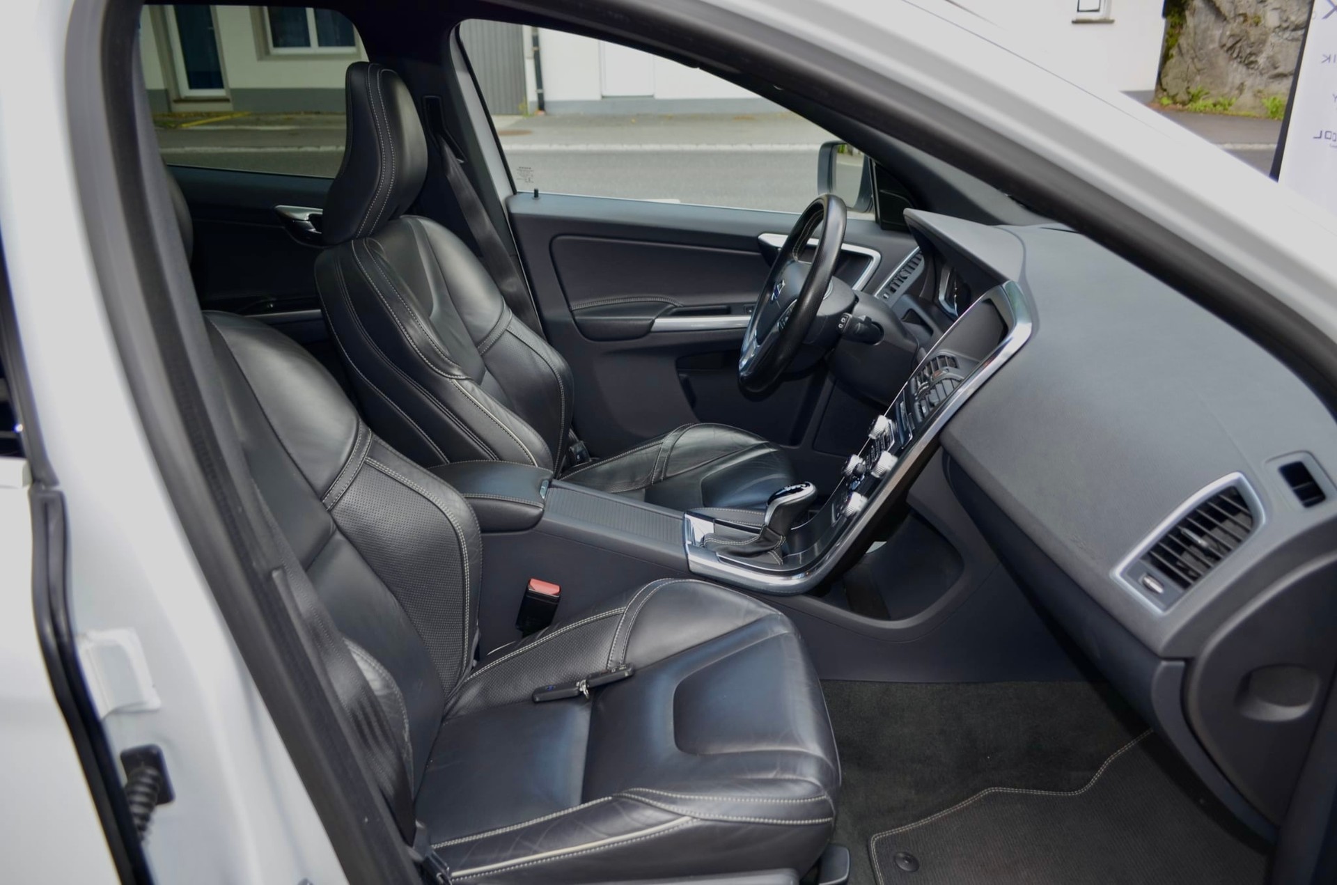 VOLVO XC60 D4 AWD Kinetic R-Design Geartronic-image-7