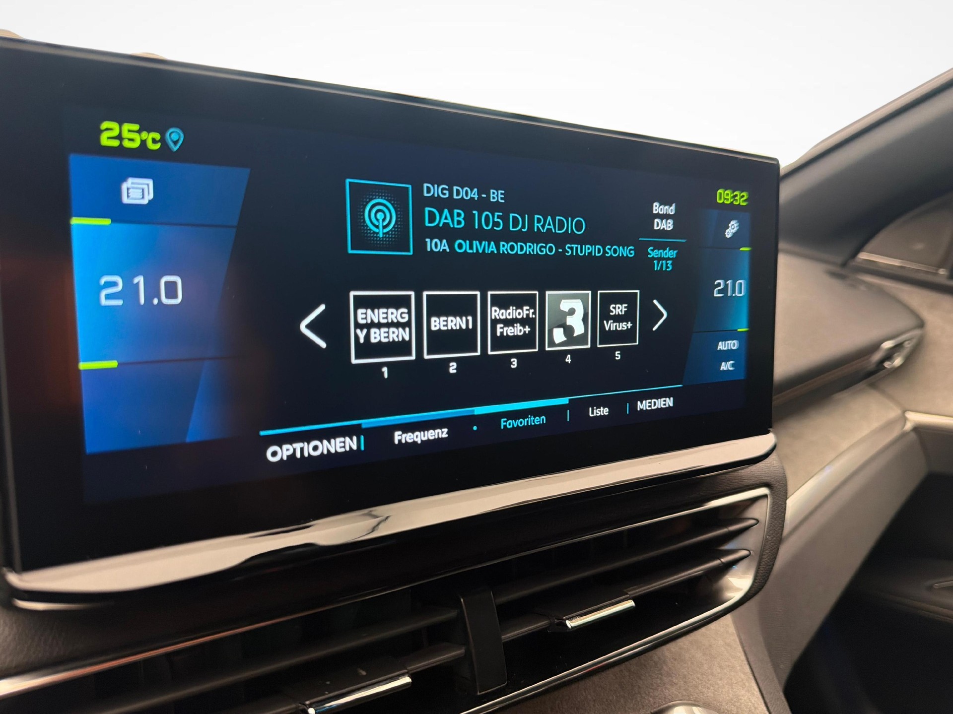PEUGEOT 3008 1.6 Plug-in Hybrid4 GT Pack-image-15