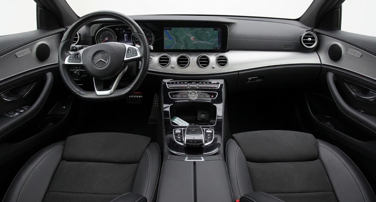 MERCEDES-BENZ E 220 d Swiss Star AMG Line 4Matic 9G-Tronic-image-10