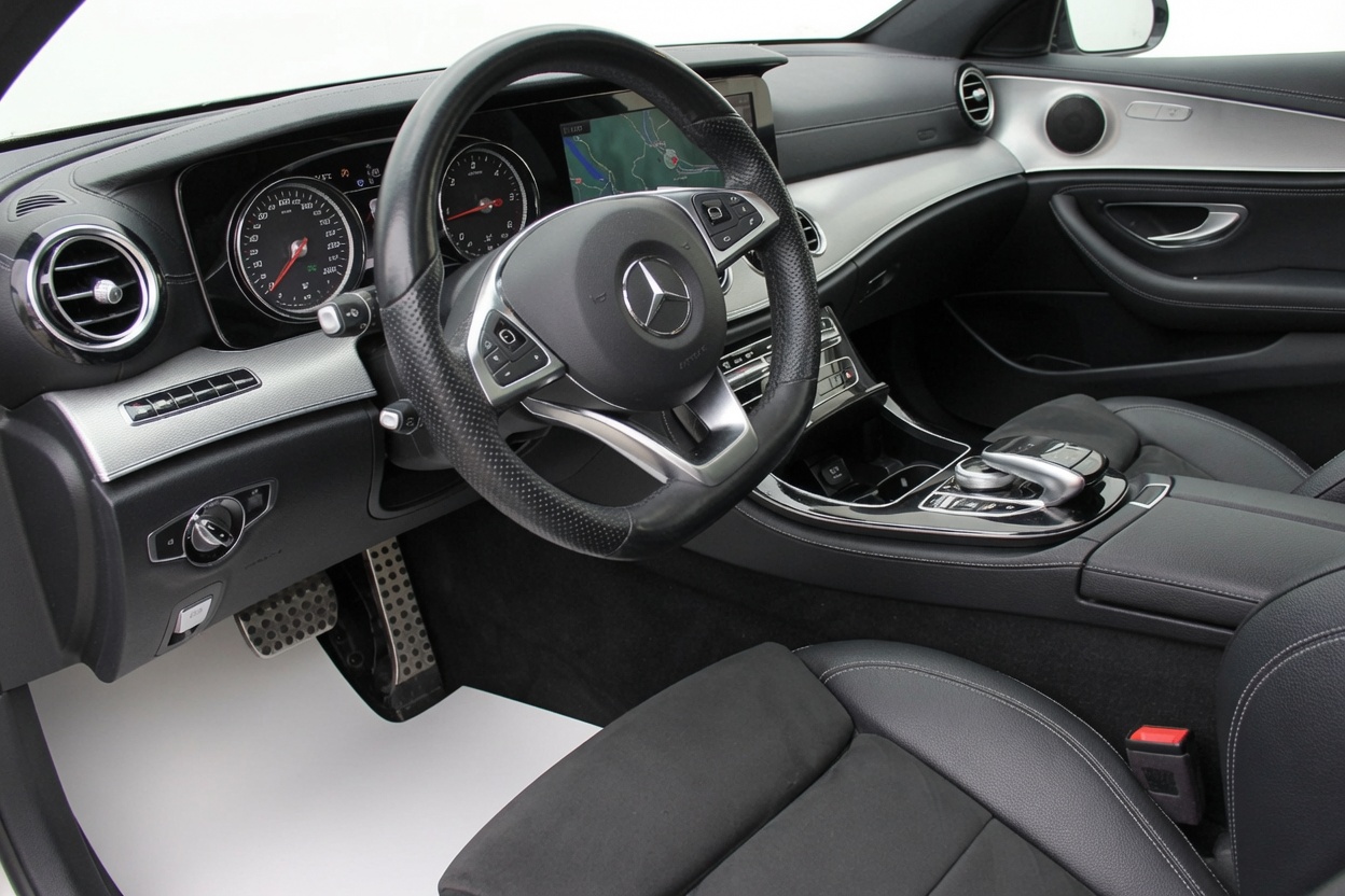 MERCEDES-BENZ E 220 d Swiss Star AMG Line 4Matic 9G-Tronic-image-8