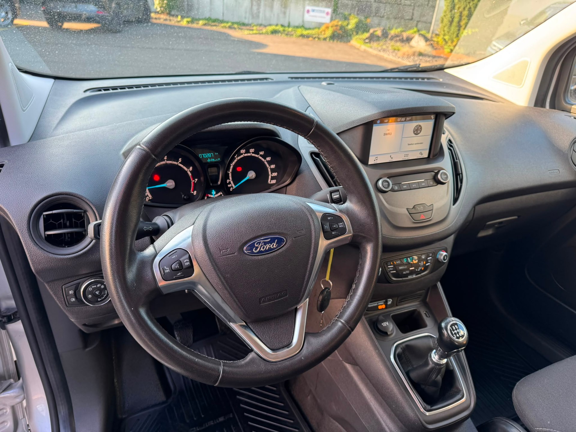 FORD Transit Courier Van 1.0 EcoBoost Ambiente-image-11