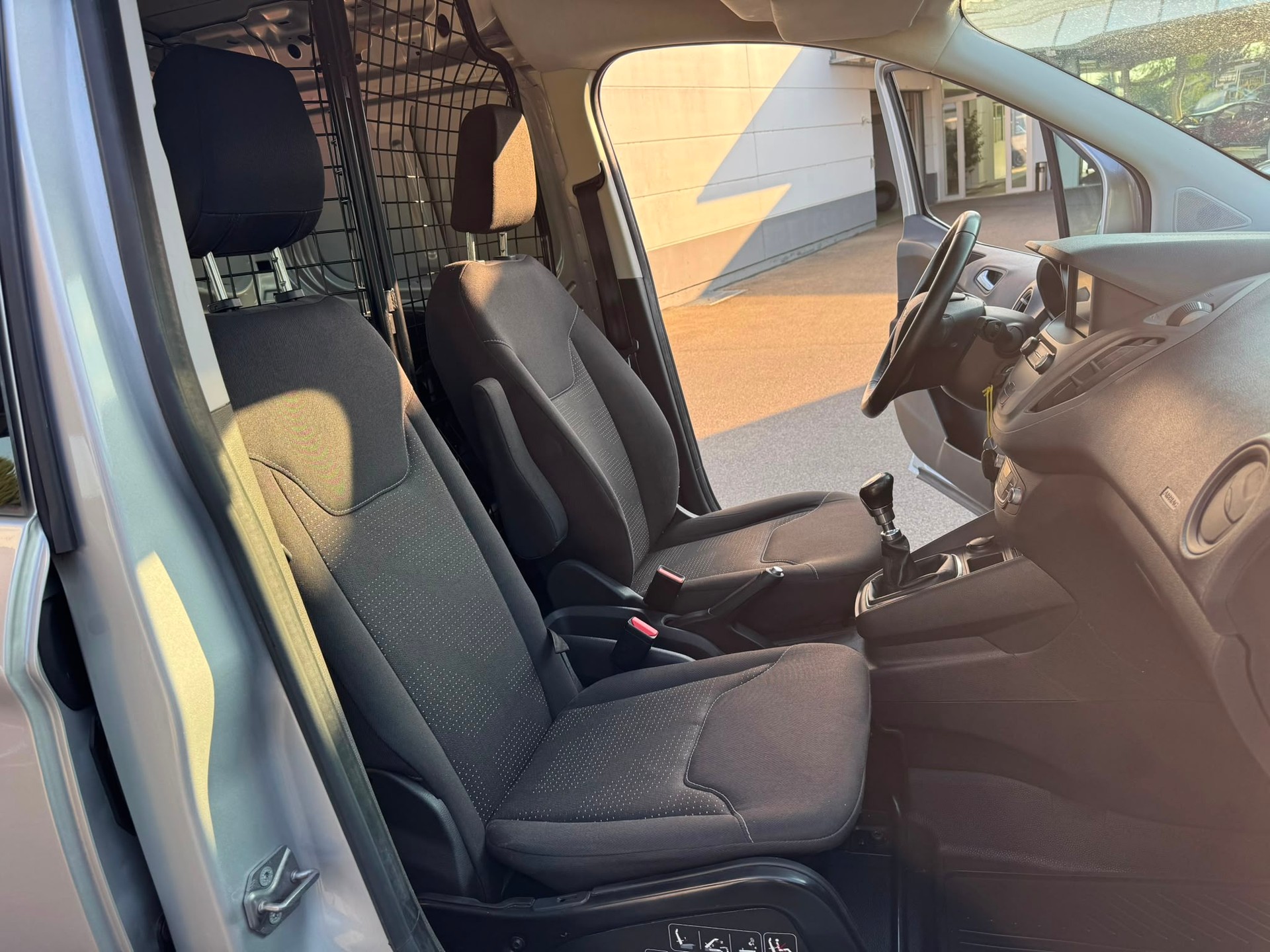 FORD Transit Courier Van 1.0 EcoBoost Ambiente-image-15