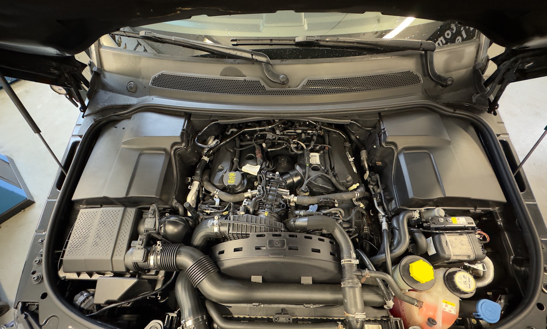 LAND ROVER 3.0 SDV6 HSE-image-17