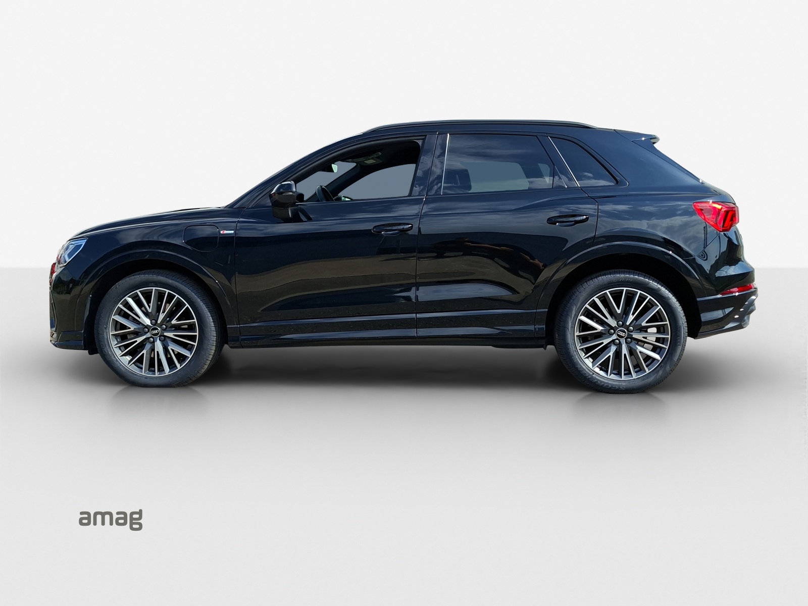 AUDI Q3 45 TFSI e S line S-tronic-image-1
