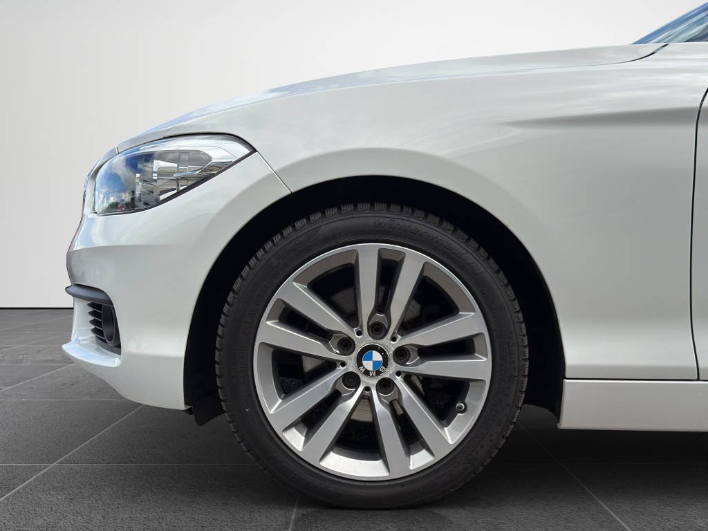 BMW 120i-image-15