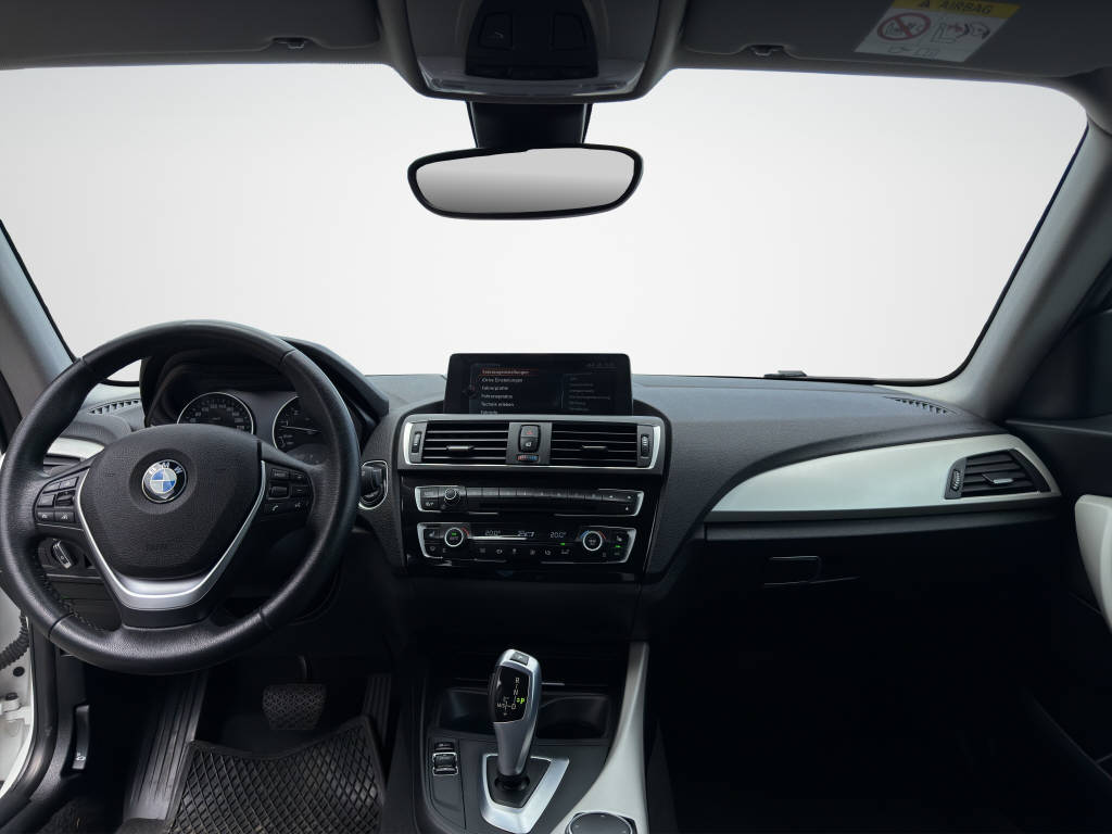 BMW 120i-image-12