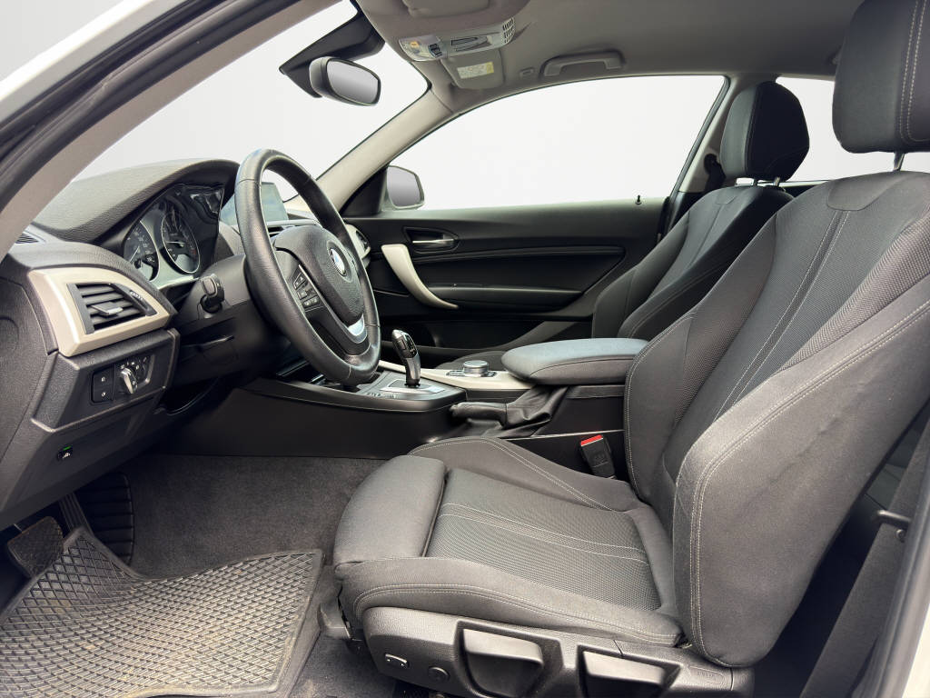 BMW 120i-image-8