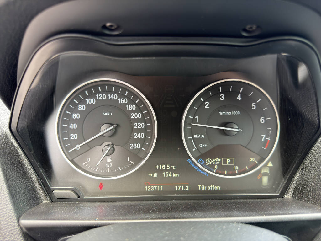 BMW 120i-image-10