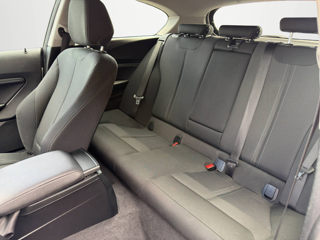 BMW 120i-image-13