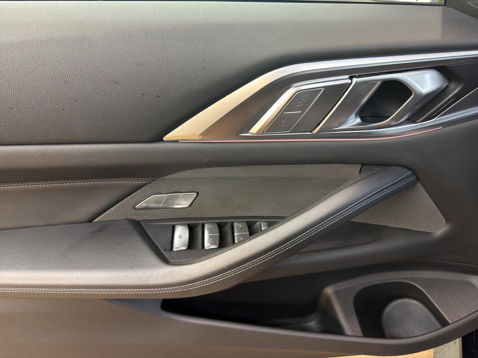 BMW M4 Competition xDrive Cabrio-image-9