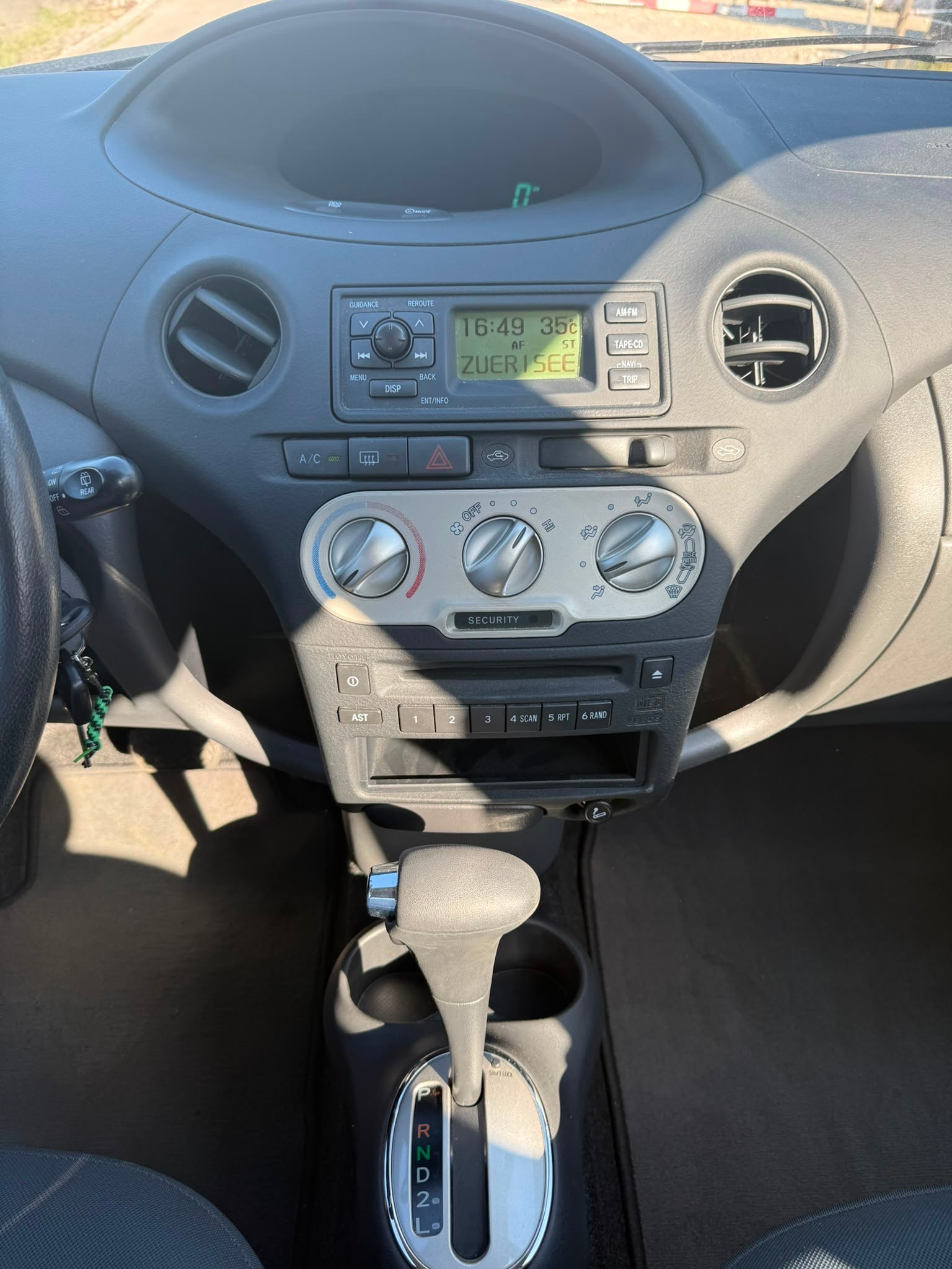 TOYOTA Yaris 1.3 Linea Sol-image-13