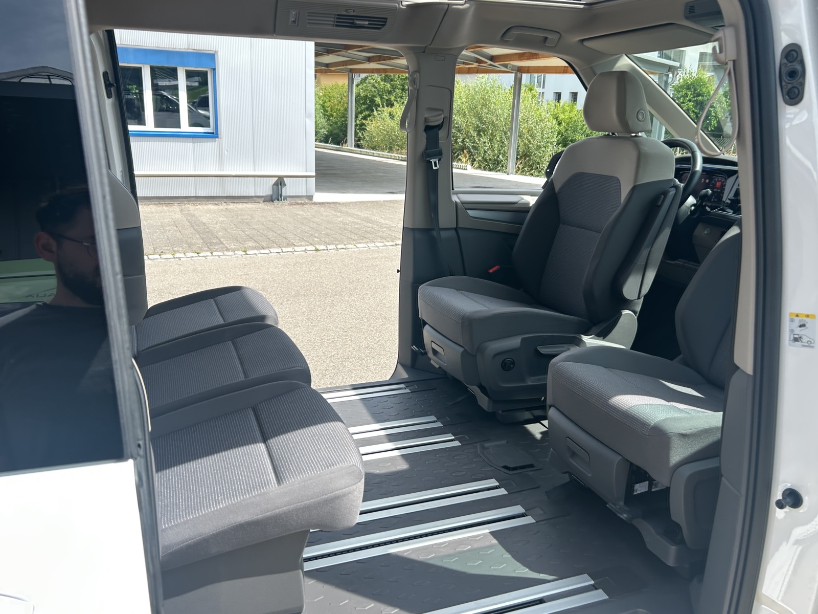 VW California 2.0 TDI Beach Camper-image-21